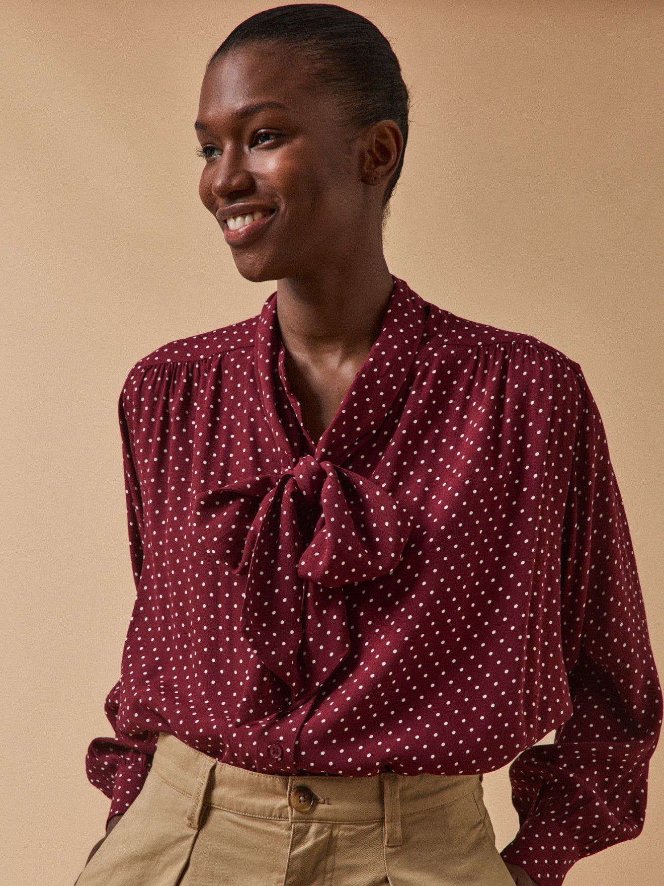 Damen-Hemdbluse aus Viskose mit Tupfen und Lavallière
