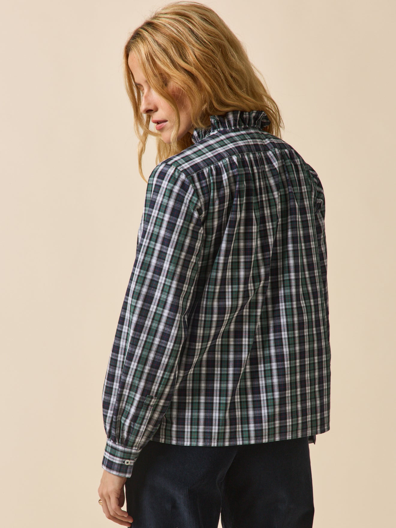 Damenbluse mit Volants und Schottenmuster