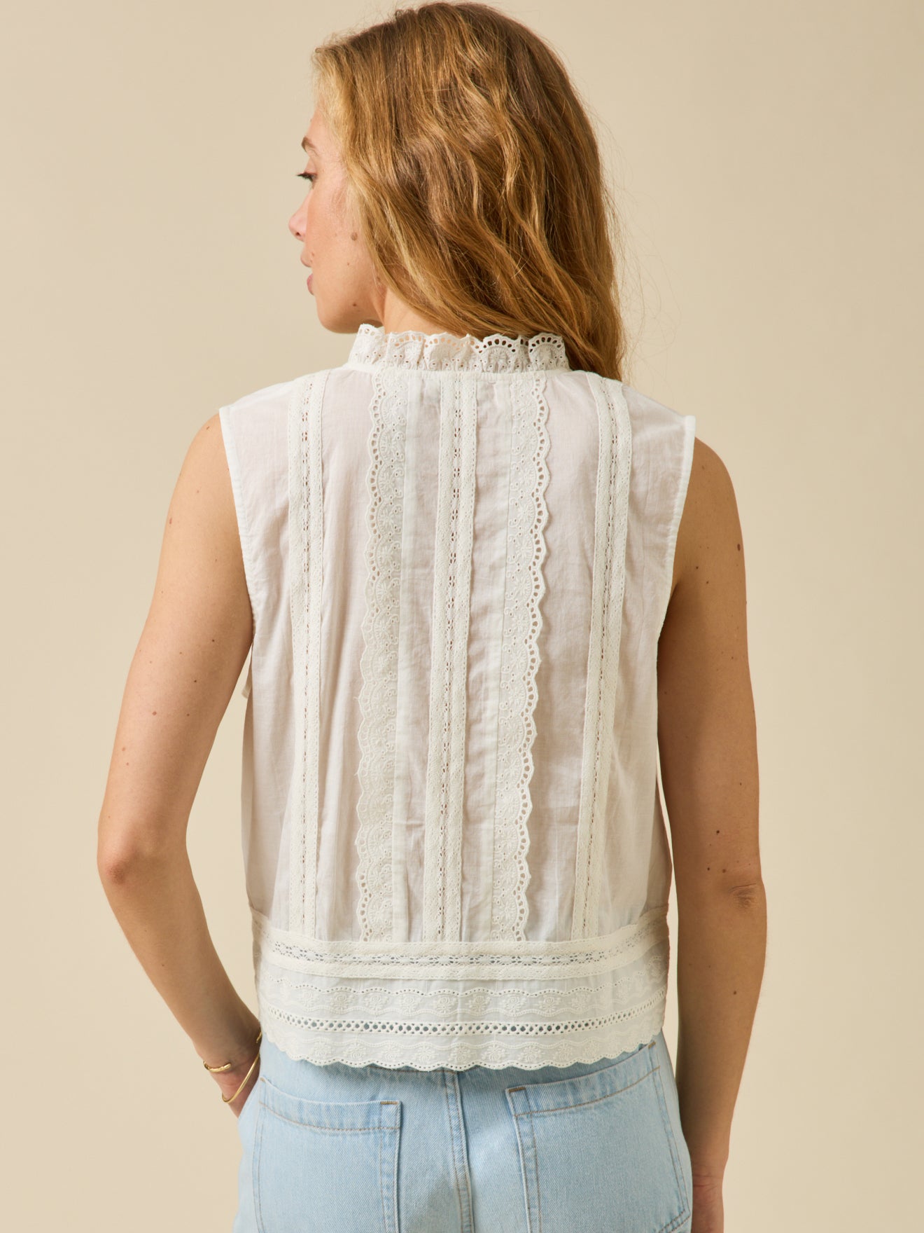 Geknöpftes und ärmelloses Damen-Top mit Stickerei