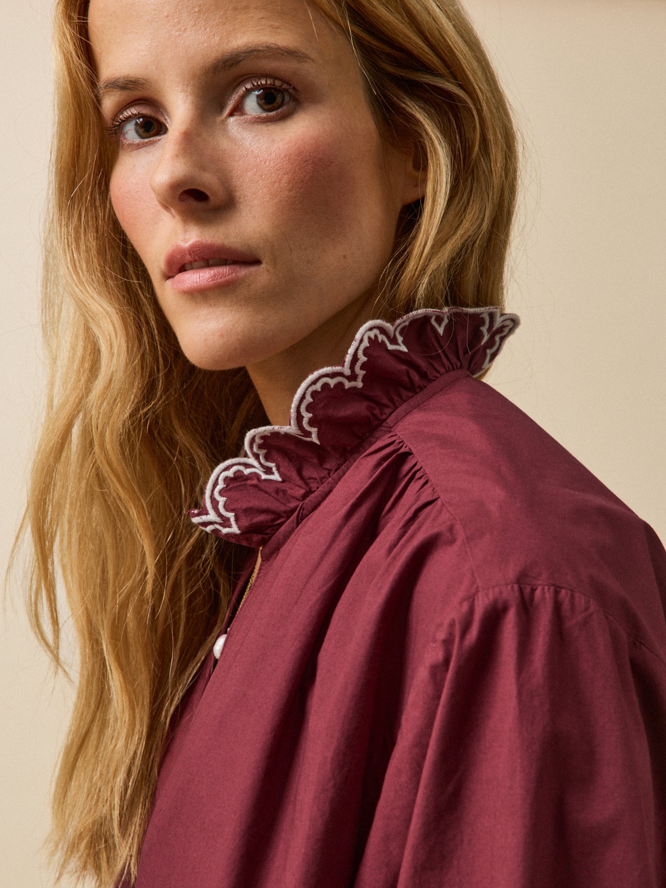 Damenbluse mit Volants am Kragen aus bestickter Baumwolle