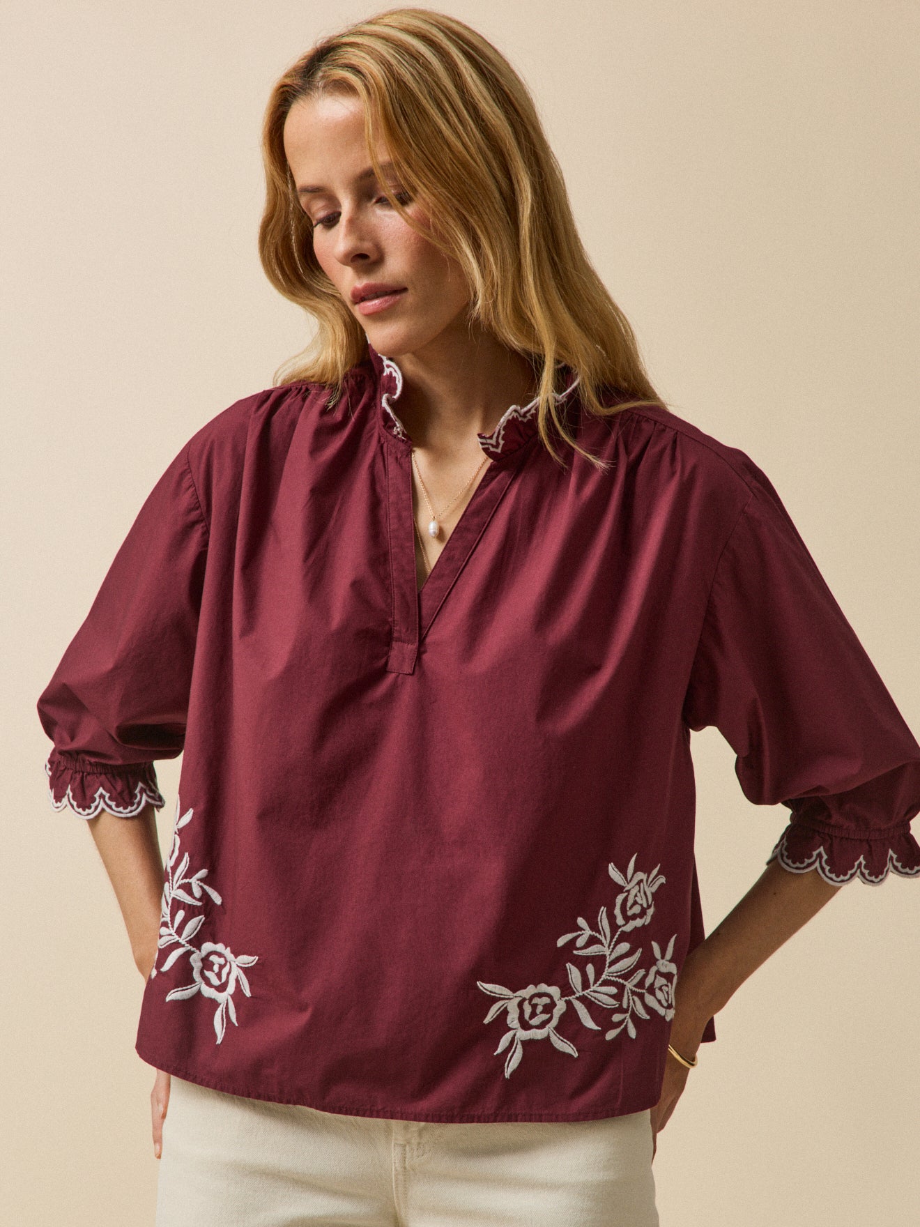 Damenbluse mit Volants am Kragen aus bestickter Baumwolle