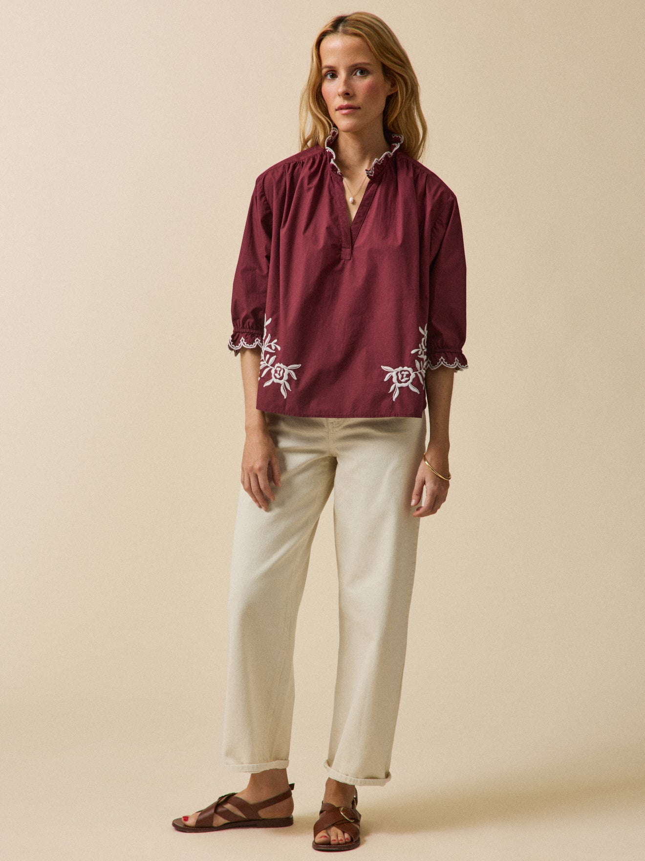 Damenbluse mit Volants am Kragen aus bestickter Baumwolle