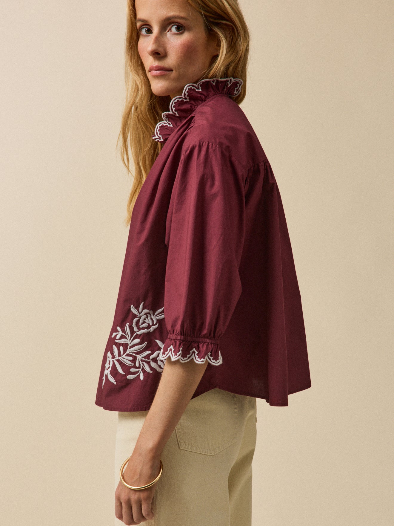 Damenbluse mit Volants am Kragen aus bestickter Baumwolle