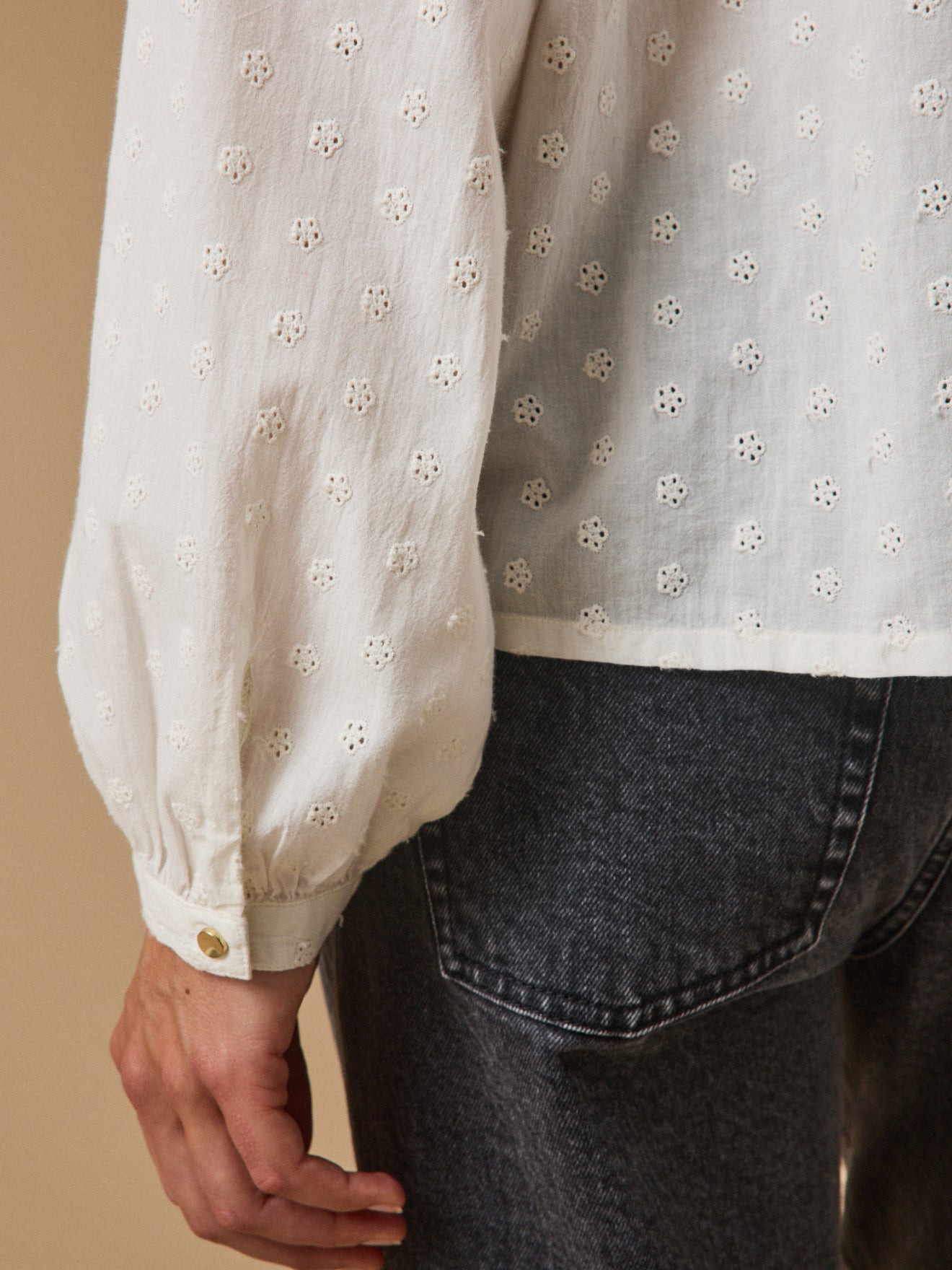 Damenbluse mit Lochstickerei