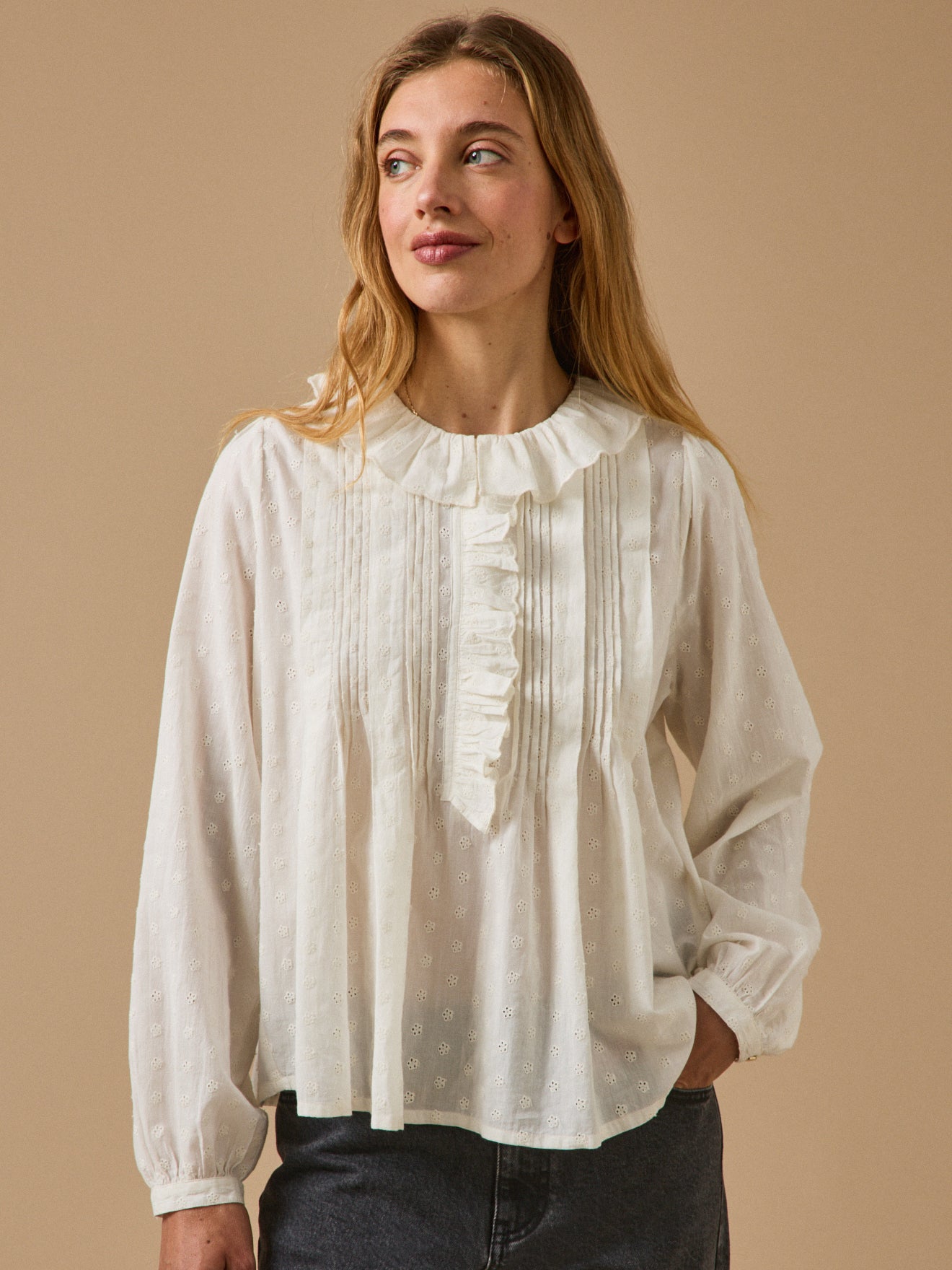 Damenbluse mit Lochstickerei