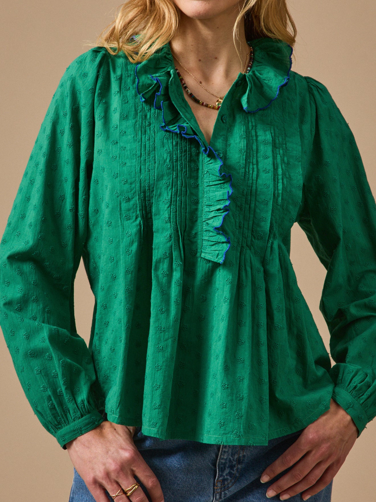 Damenbluse mit Lochstickerei