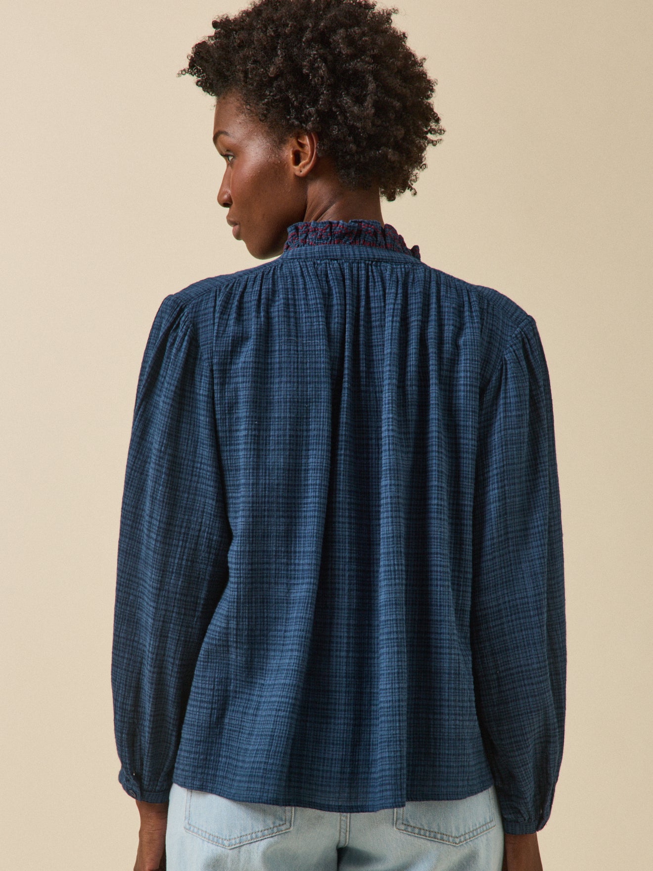 Damenbluse mit bestickten Volants aus Crépon