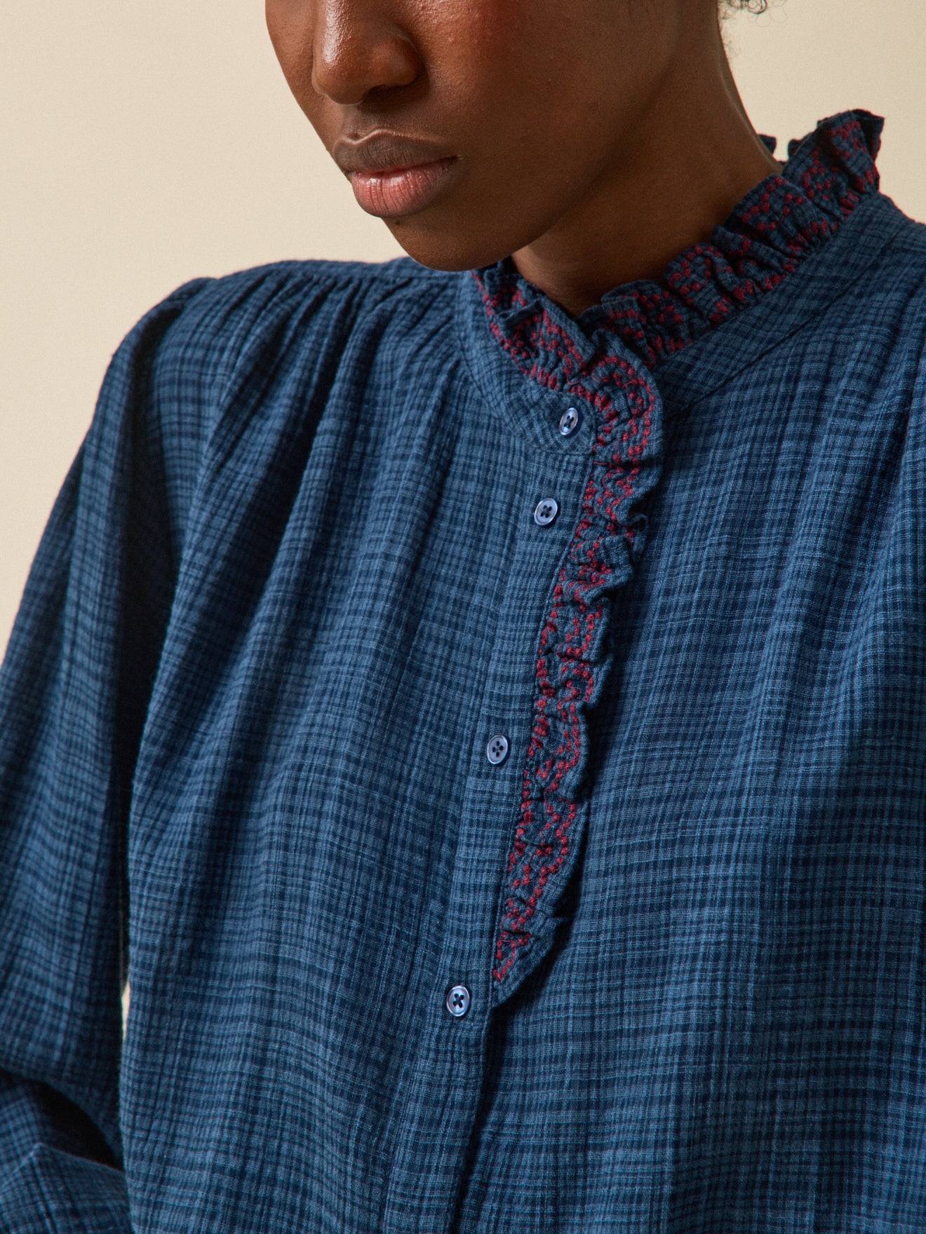 Damenbluse mit bestickten Volants aus Crépon