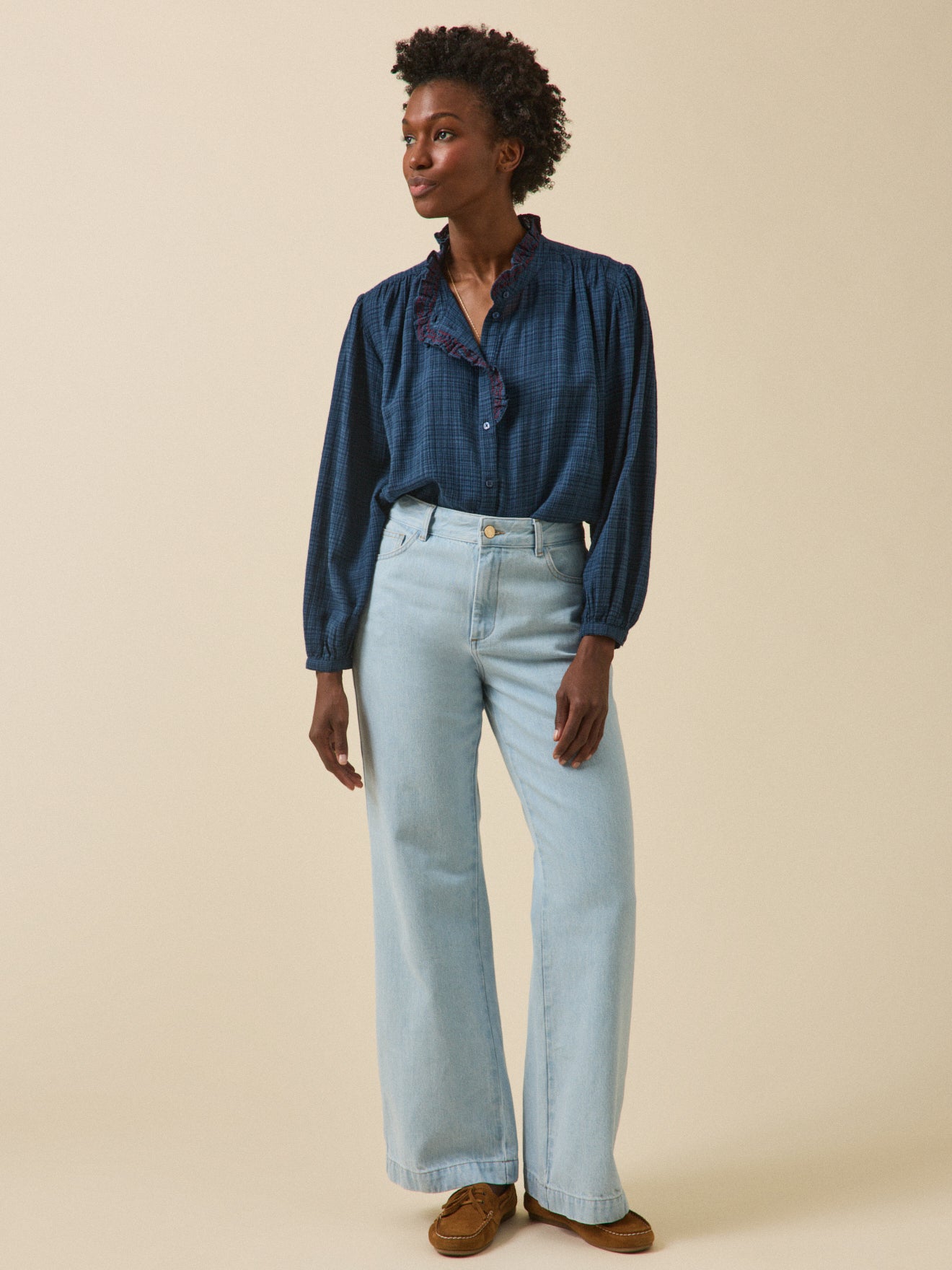 Damenbluse mit bestickten Volants aus Crépon