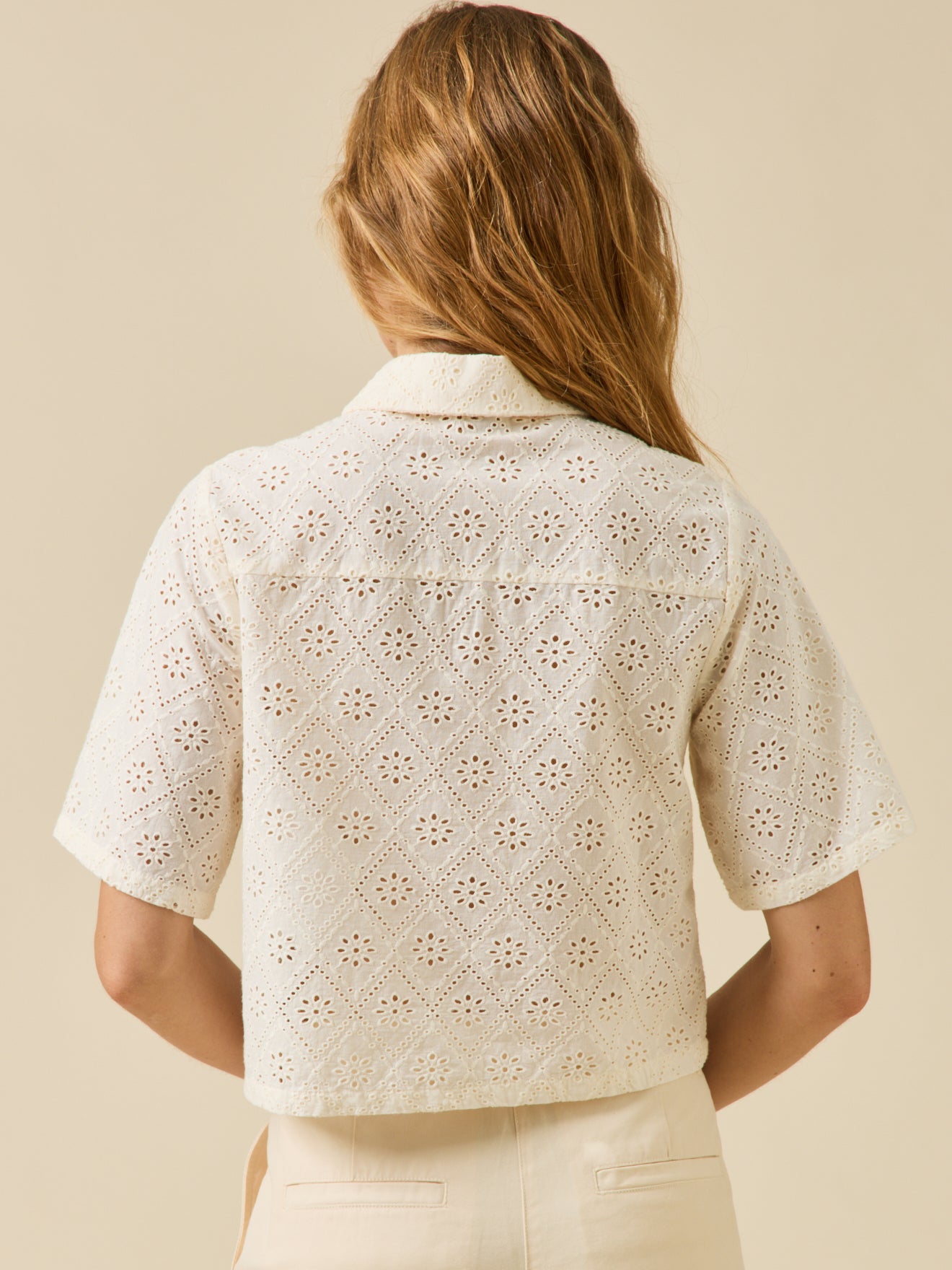Damen-Poloshirt mit Lochstickerei