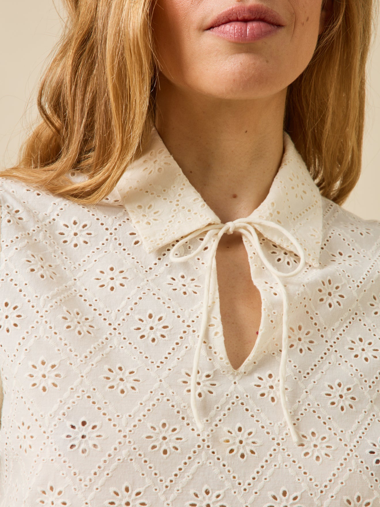 Damen-Poloshirt mit Lochstickerei