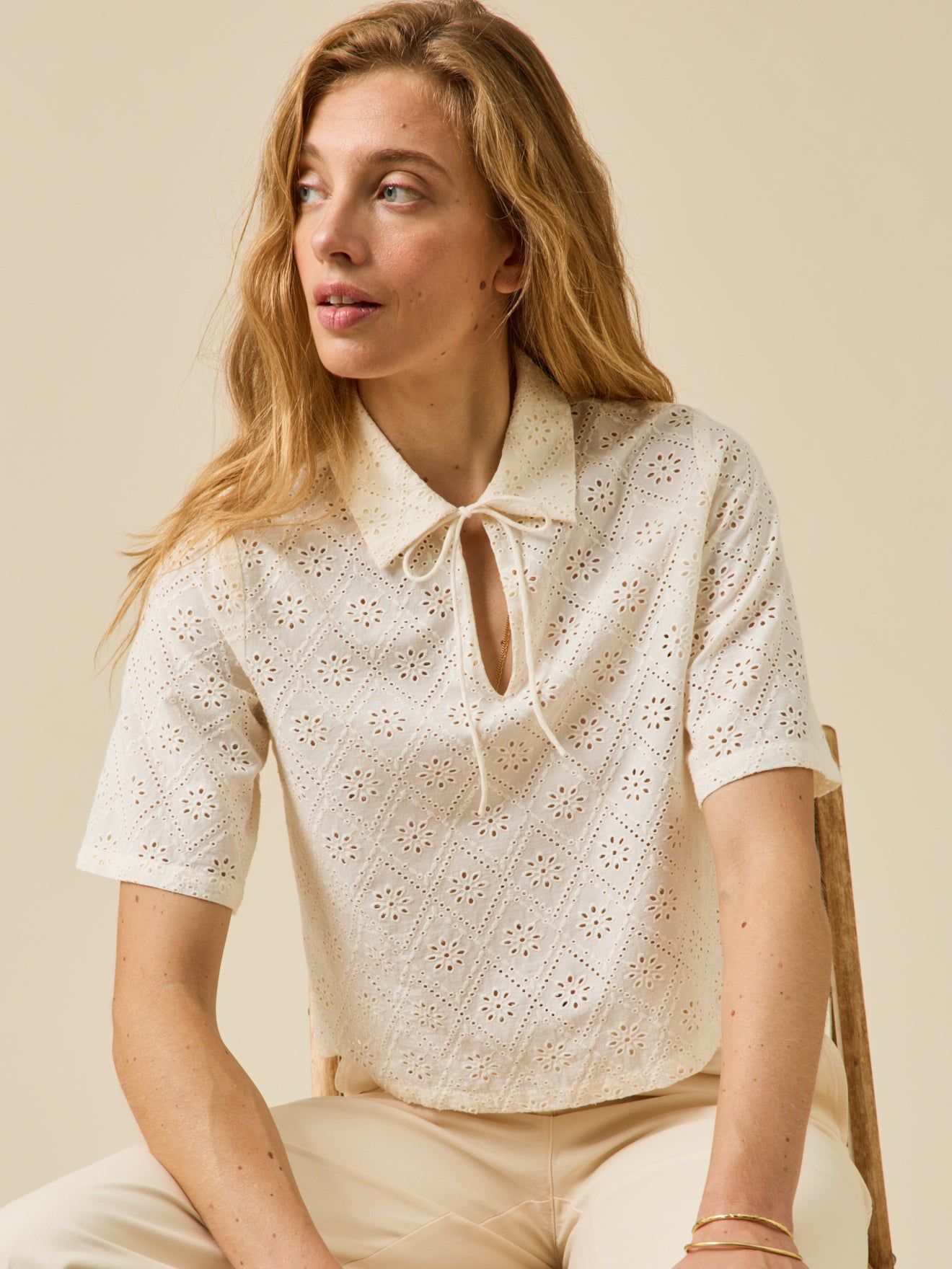 Damen-Poloshirt mit Lochstickerei