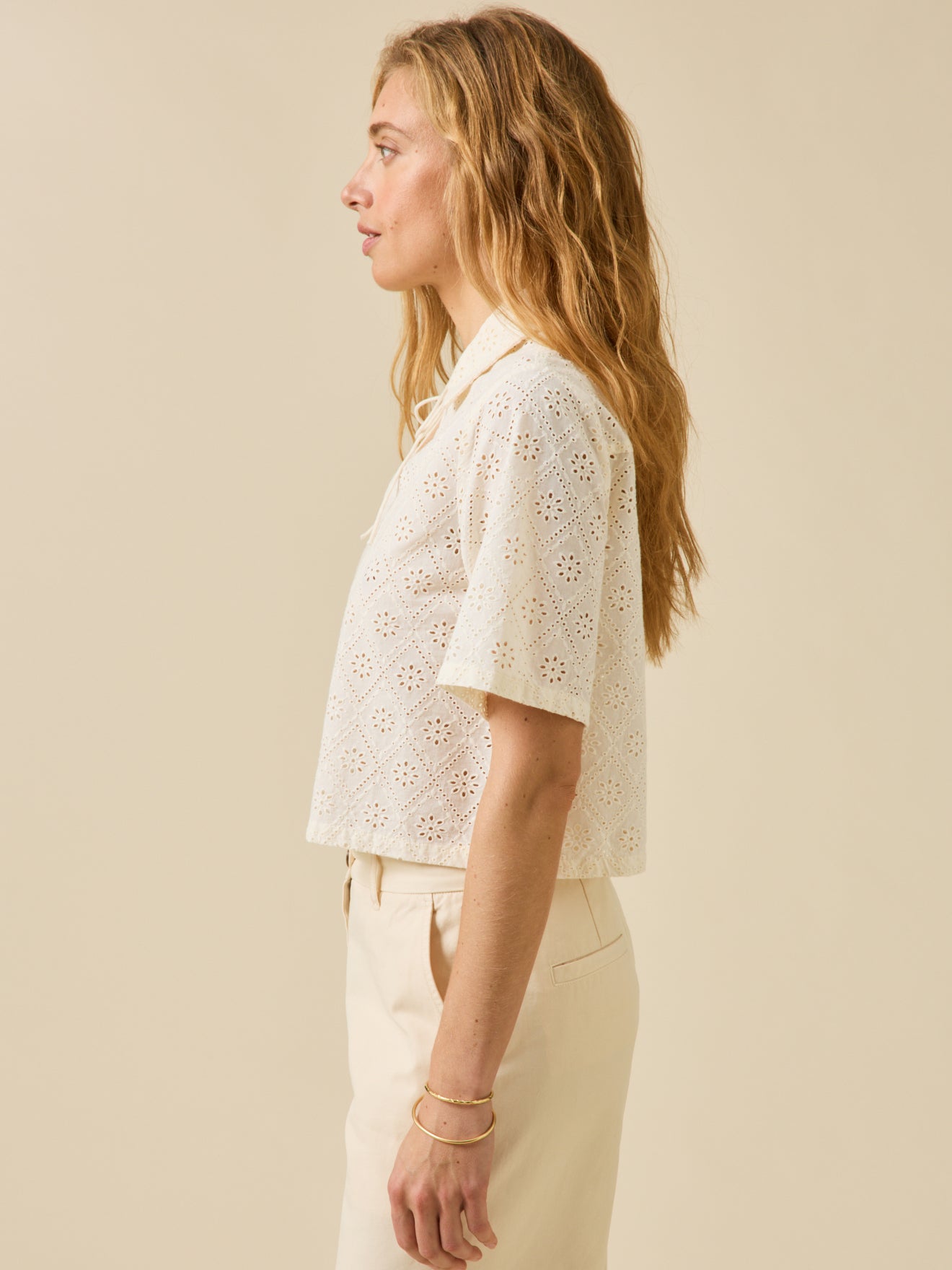 Damen-Poloshirt mit Lochstickerei