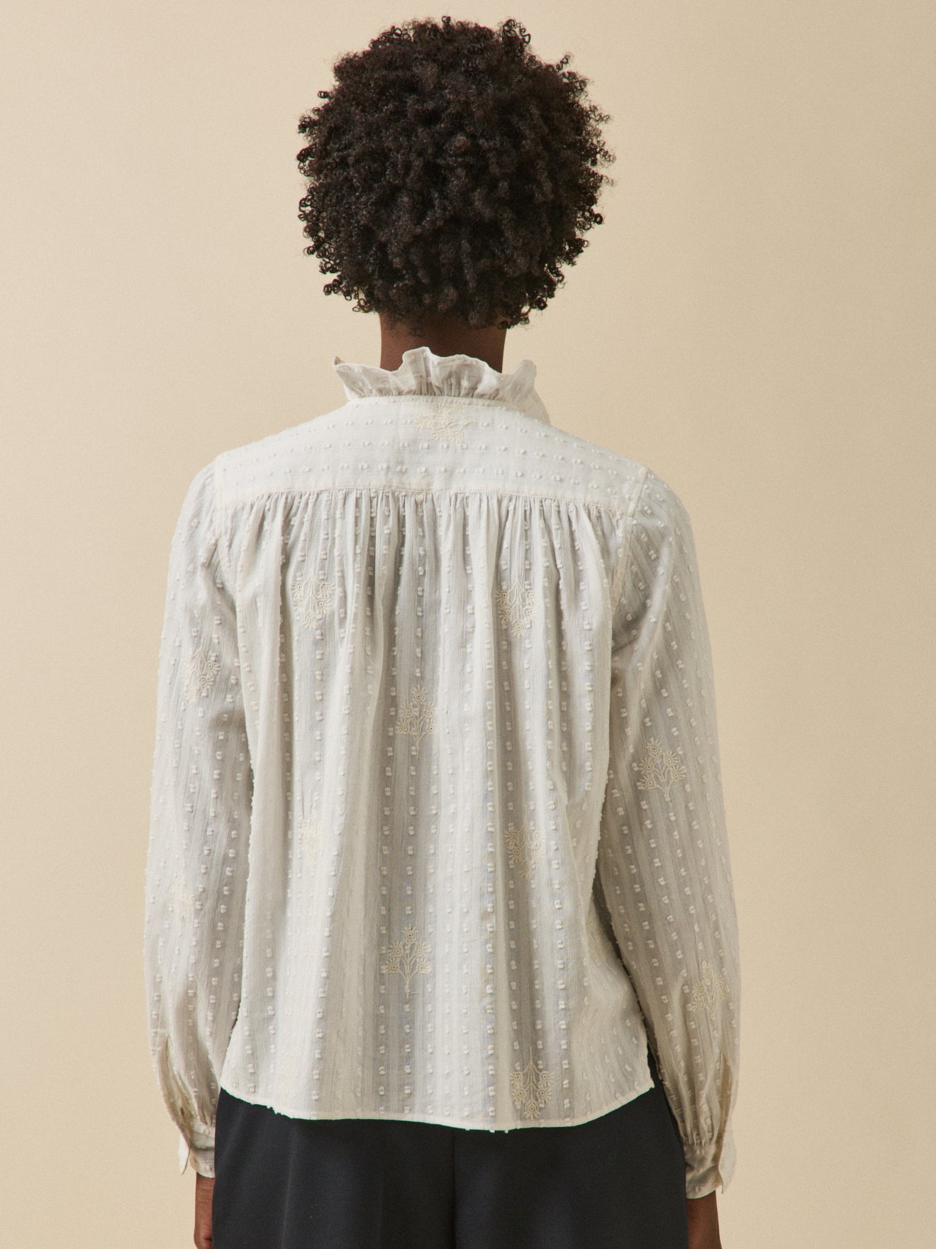 Damenbluse mit Plumetis-Stickerei