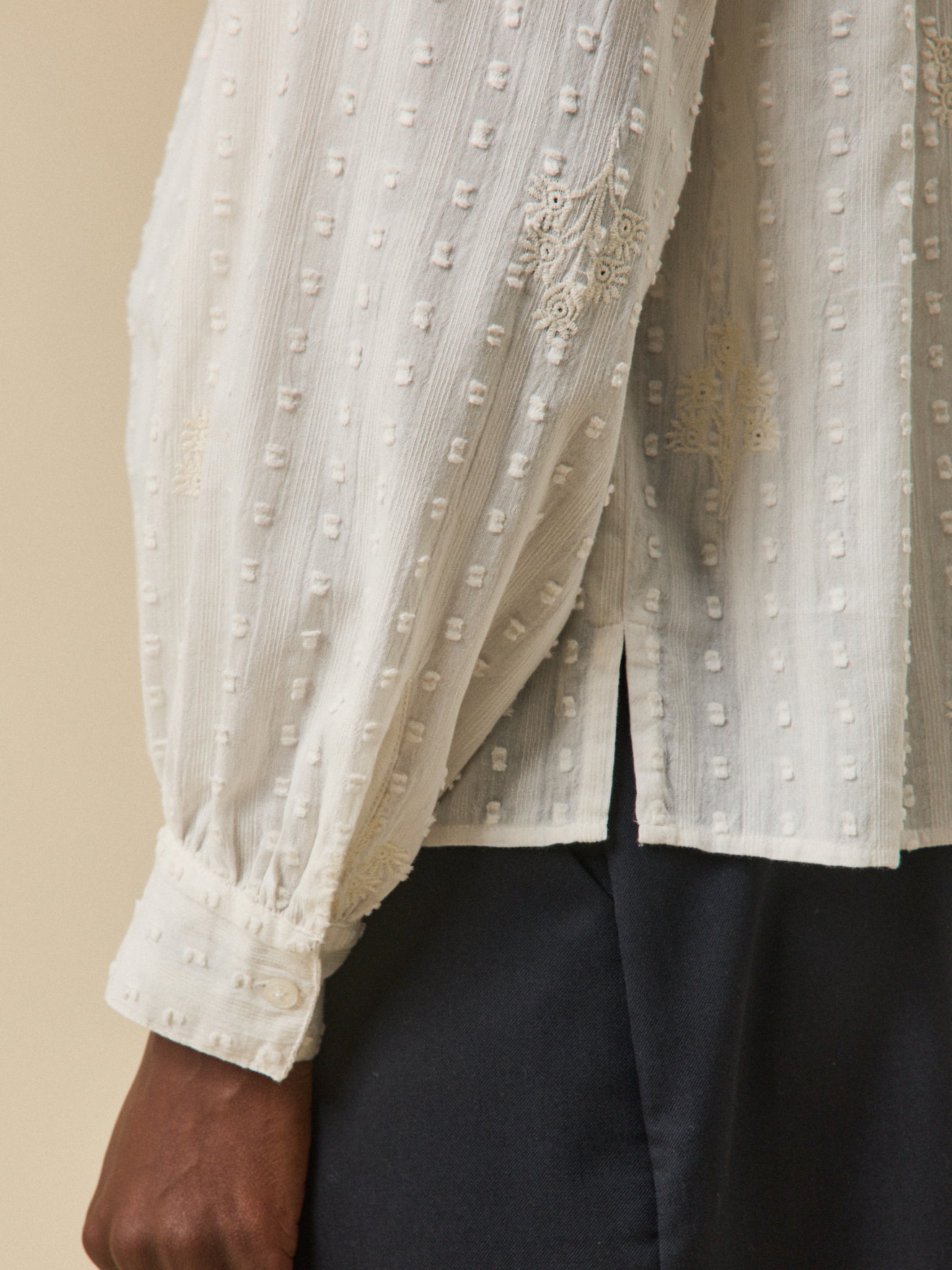 Damenbluse mit Plumetis-Stickerei