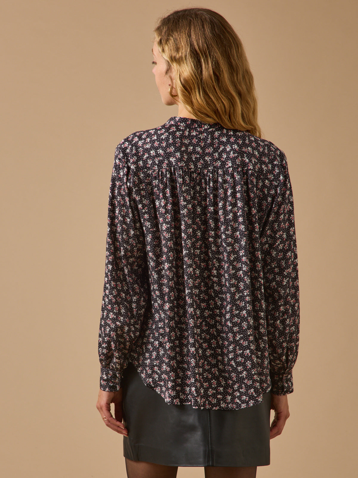 Damenbluse mit Blumen-Konfetti-Print
