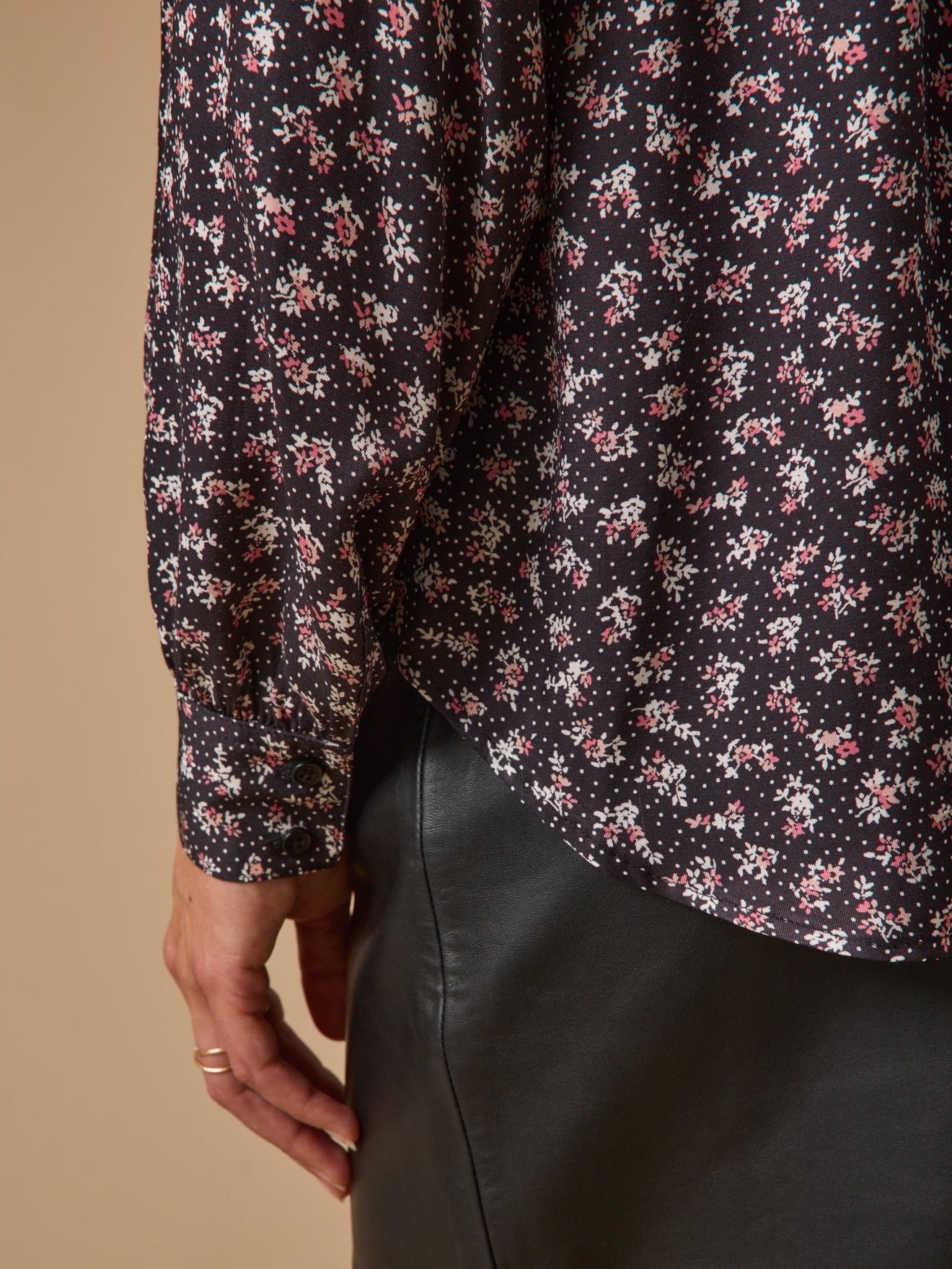 Damenbluse mit Blumen-Konfetti-Print
