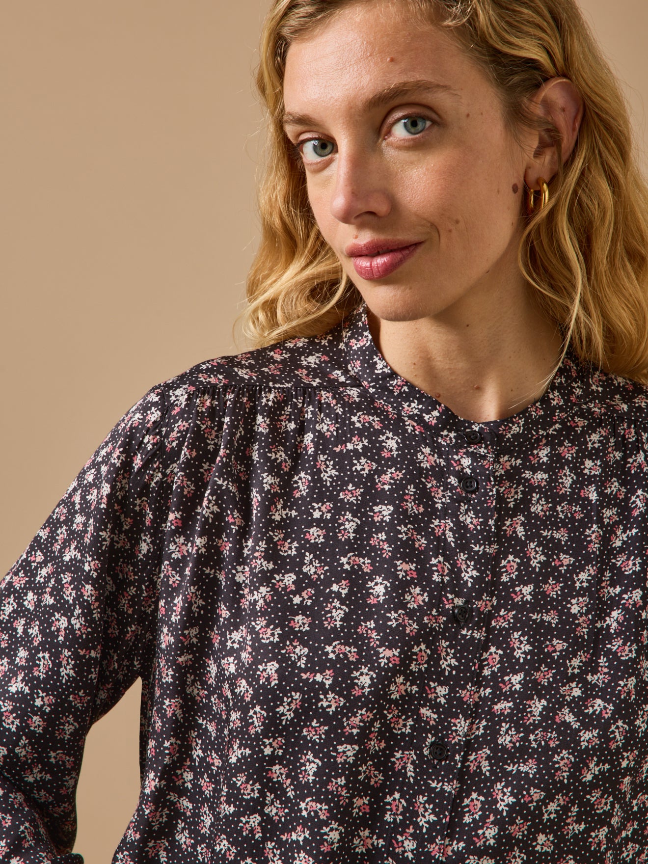 Damenbluse mit Blumen-Konfetti-Print