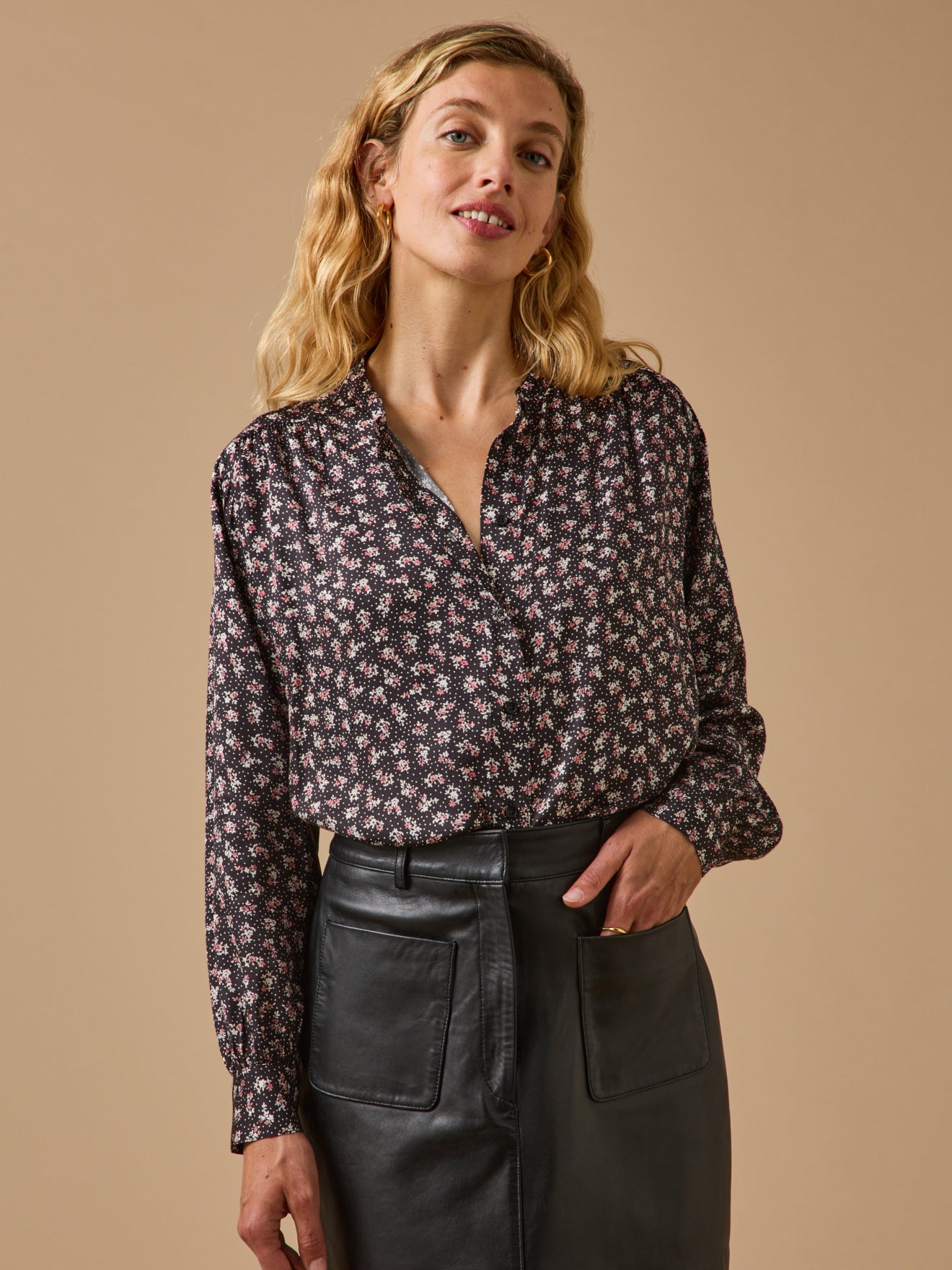 Damenbluse mit Blumen-Konfetti-Print