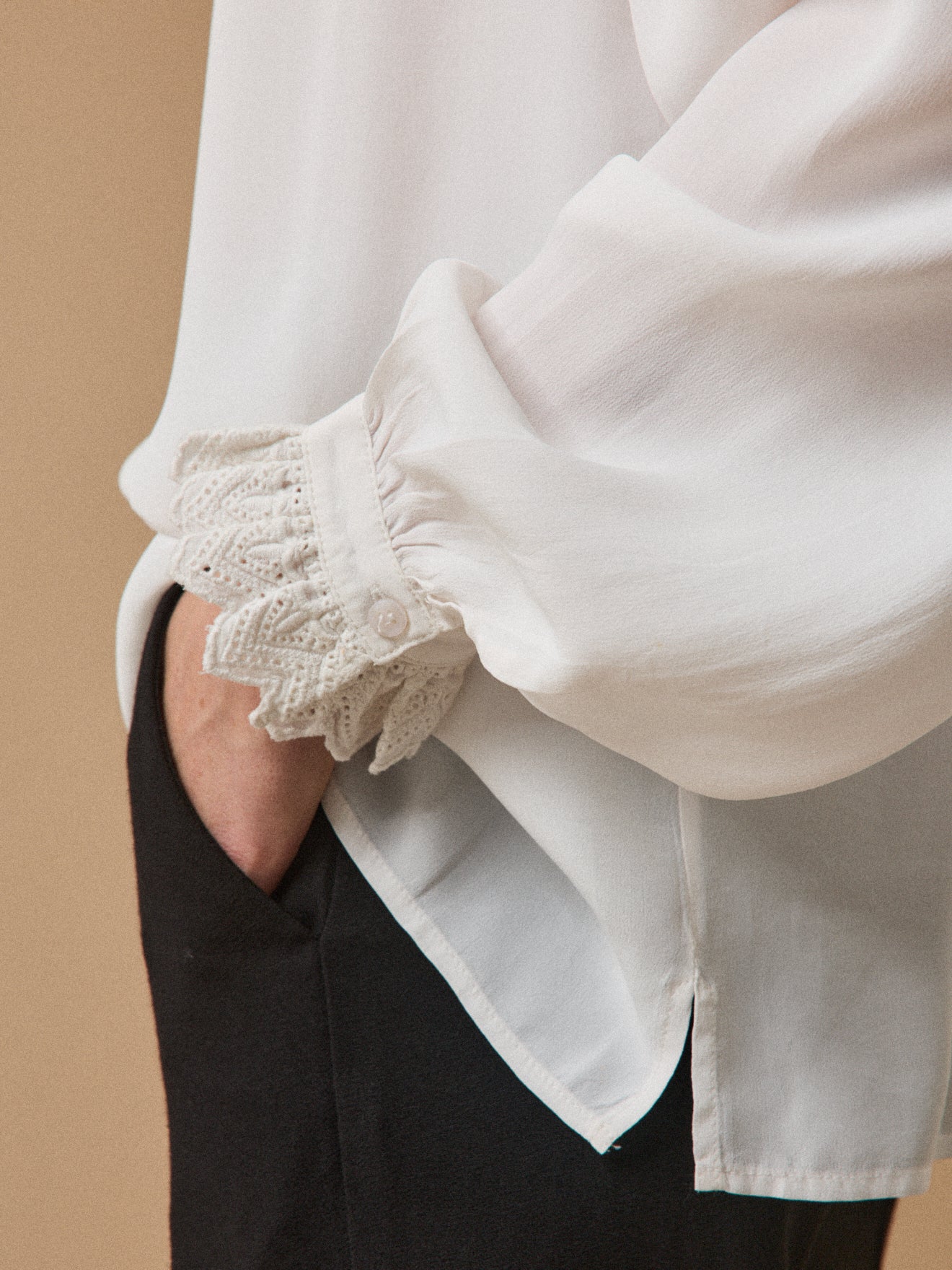 Fließende Damenbluse mit bestickten Volants