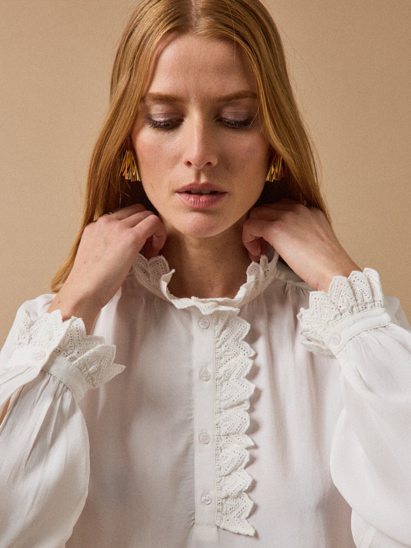 Fließende Damenbluse mit bestickten Volants