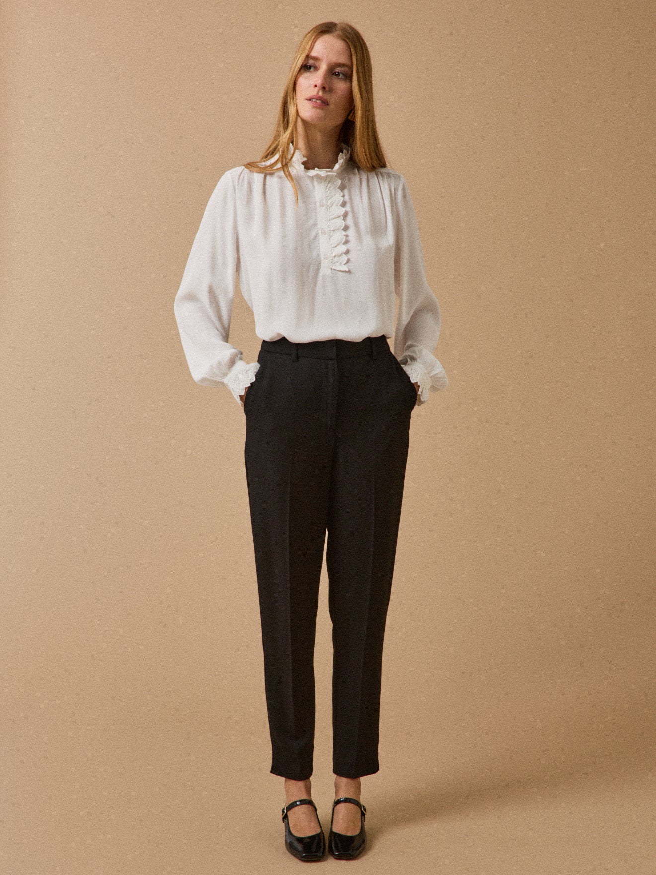 Fließende Damenbluse mit bestickten Volants