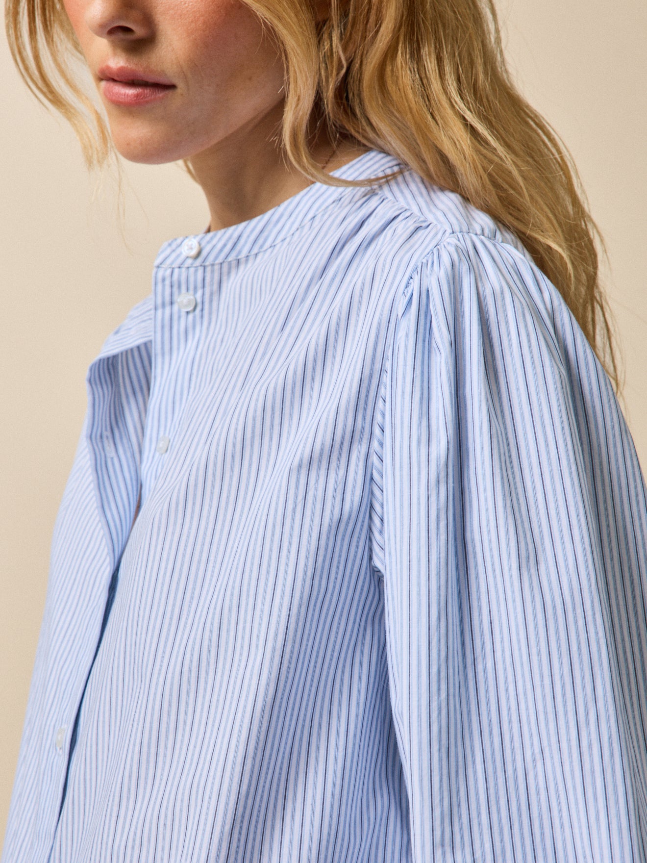 Gestreifte Damenbluse mit Stickerei