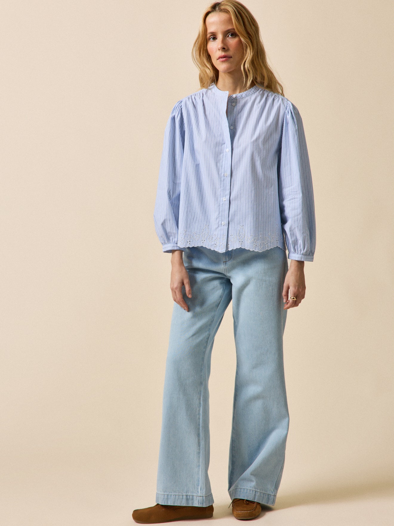 Gestreifte Damenbluse mit Stickerei