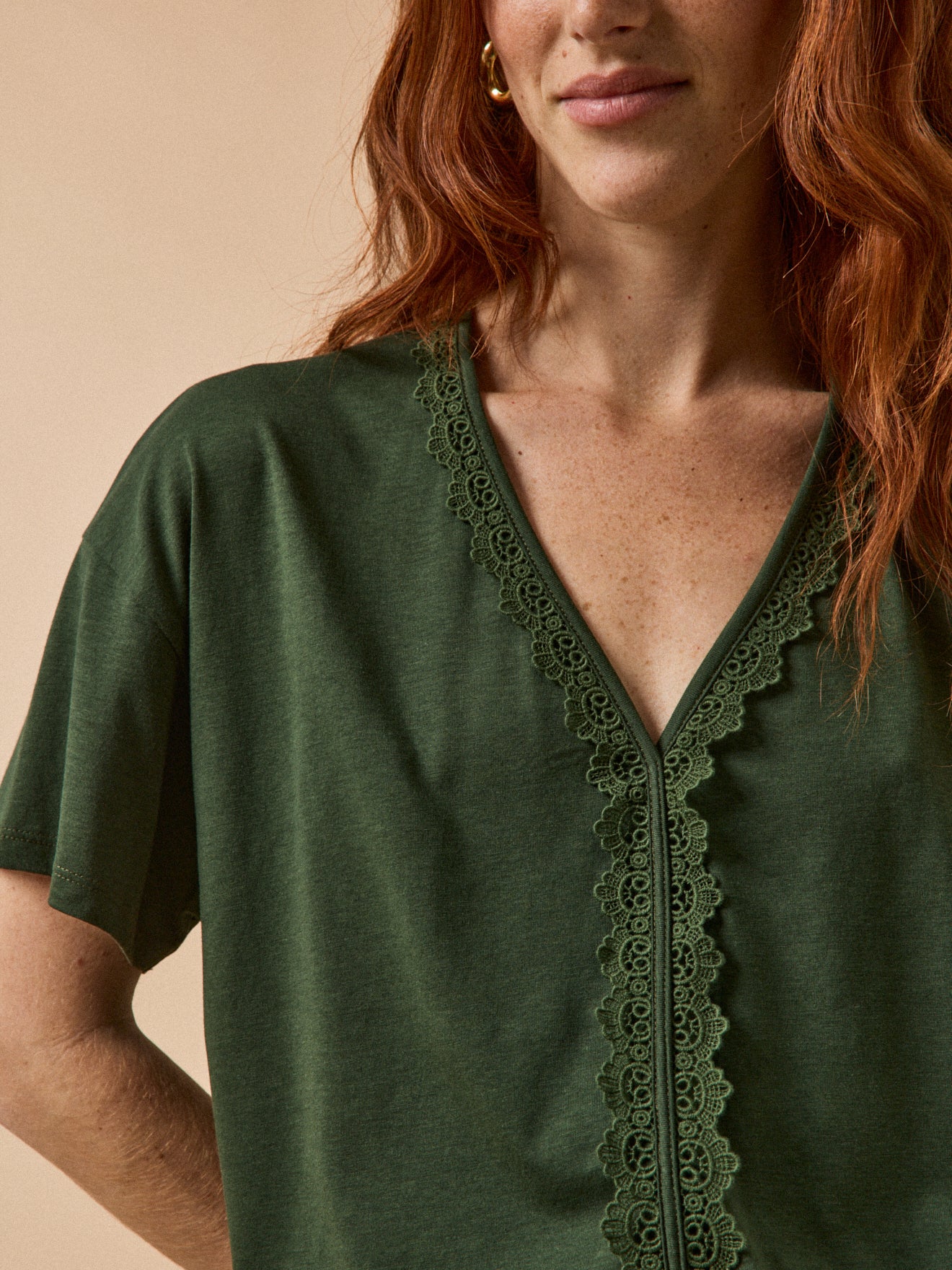 Damen-T-Shirt mit V-Ausschnitt mit Spitze aus Lyocell und Baumwolle