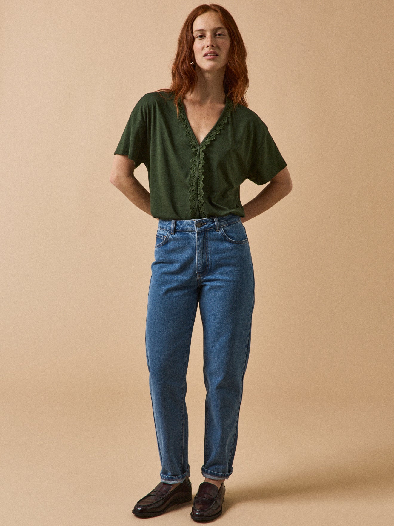 Damen-T-Shirt mit V-Ausschnitt mit Spitze aus Lyocell und Baumwolle
