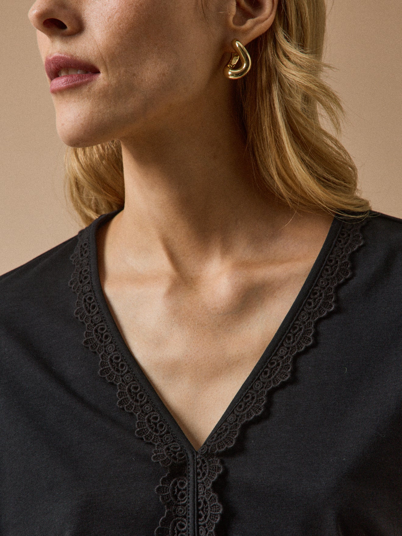 Damen-T-Shirt mit V-Ausschnitt mit Spitze aus Lyocell und Baumwolle