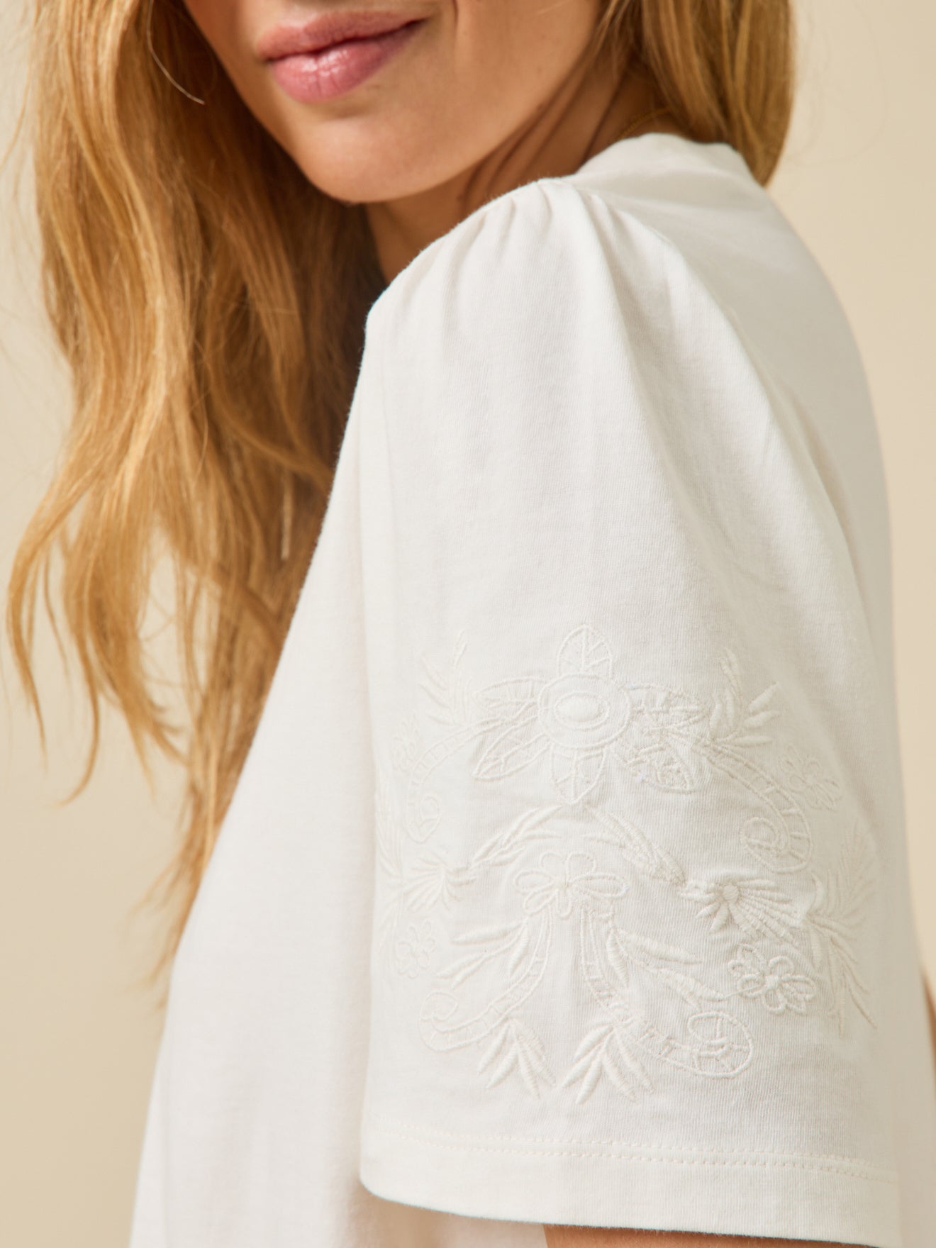 Bestickte Damenbluse aus Bio-Baumwolle