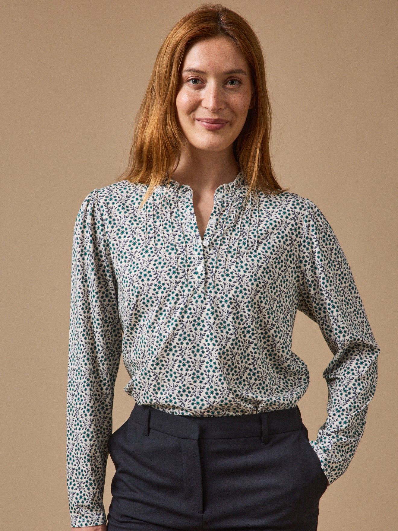 Damenbluse mit Rüschenkragen und Ophélia-Print