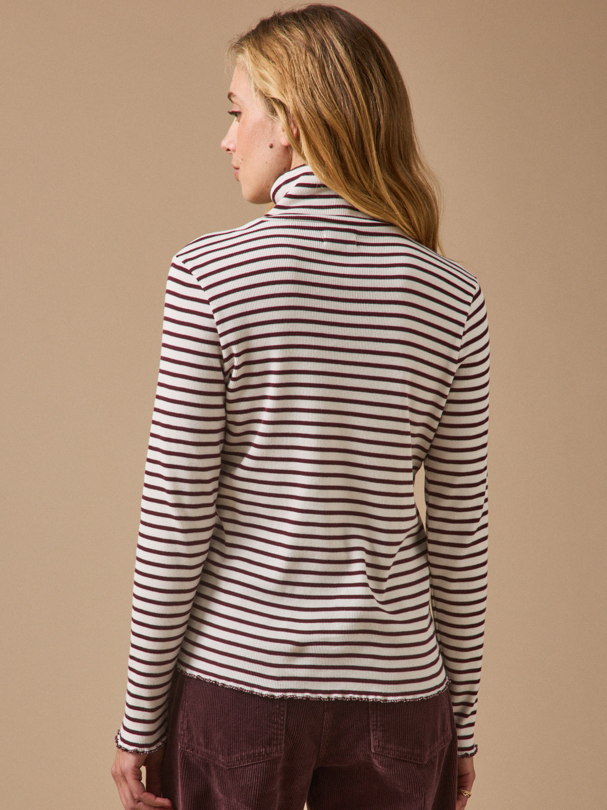 Gestreifte Damenbluse mit Rollkragen