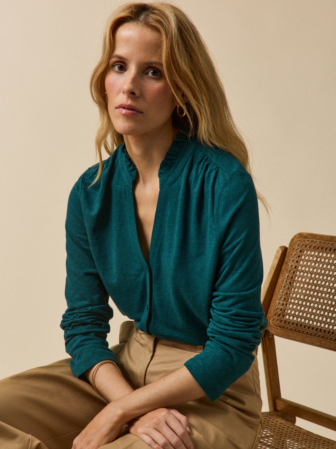 Geknöpfte Damenbluse aus Leinen und Viskose