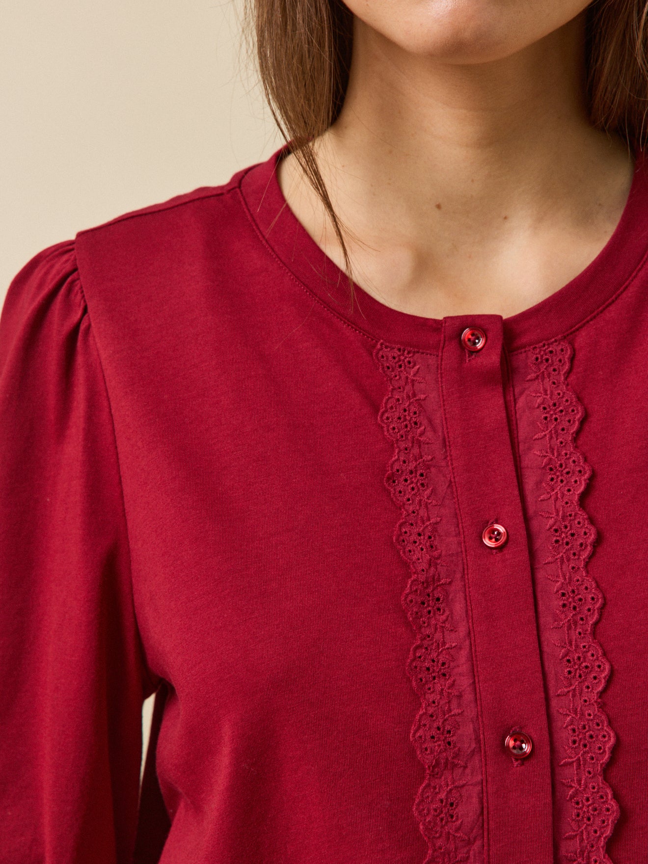 Bestickte Damenbluse aus Modal und Bio-Baumwolle