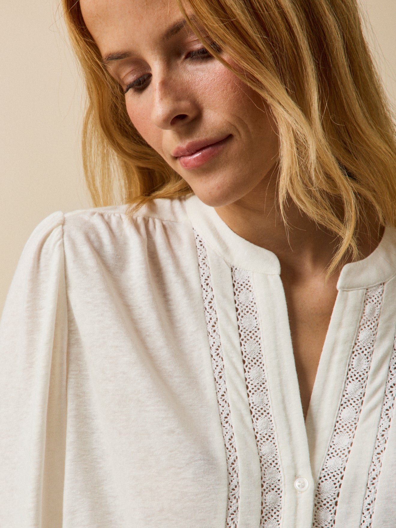 Damenbluse mit Spitze aus Leinen und Viskose