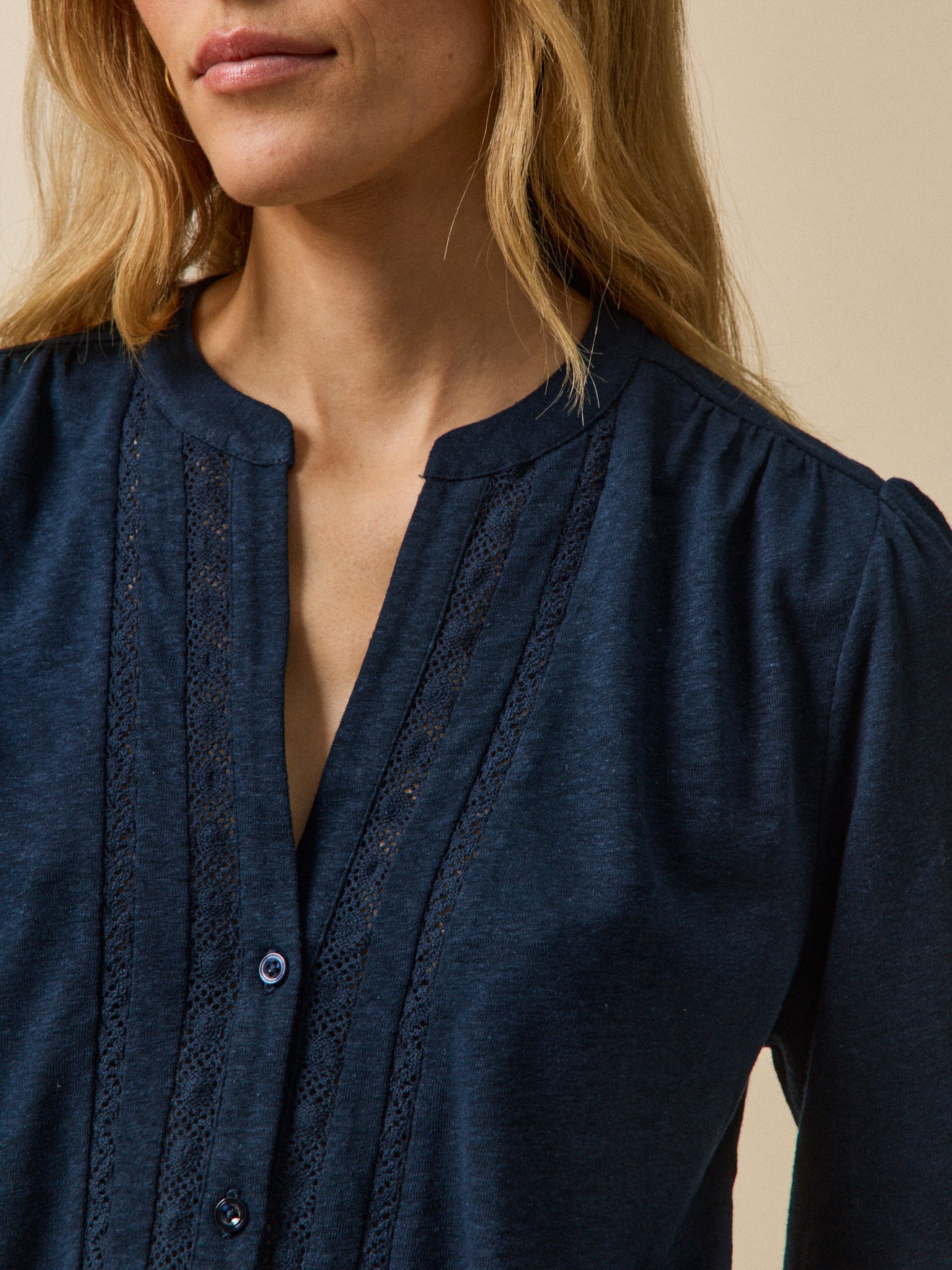 Damenbluse mit Spitze aus Leinen und Viskose