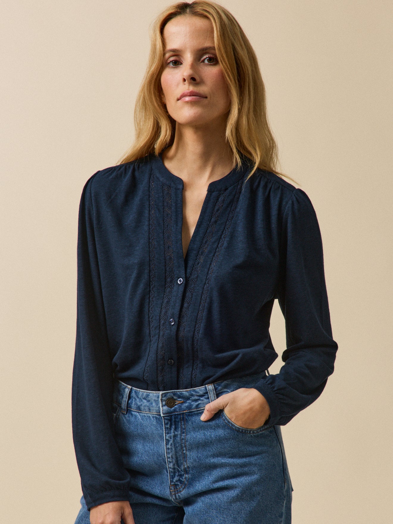 Damenbluse mit Spitze aus Leinen und Viskose