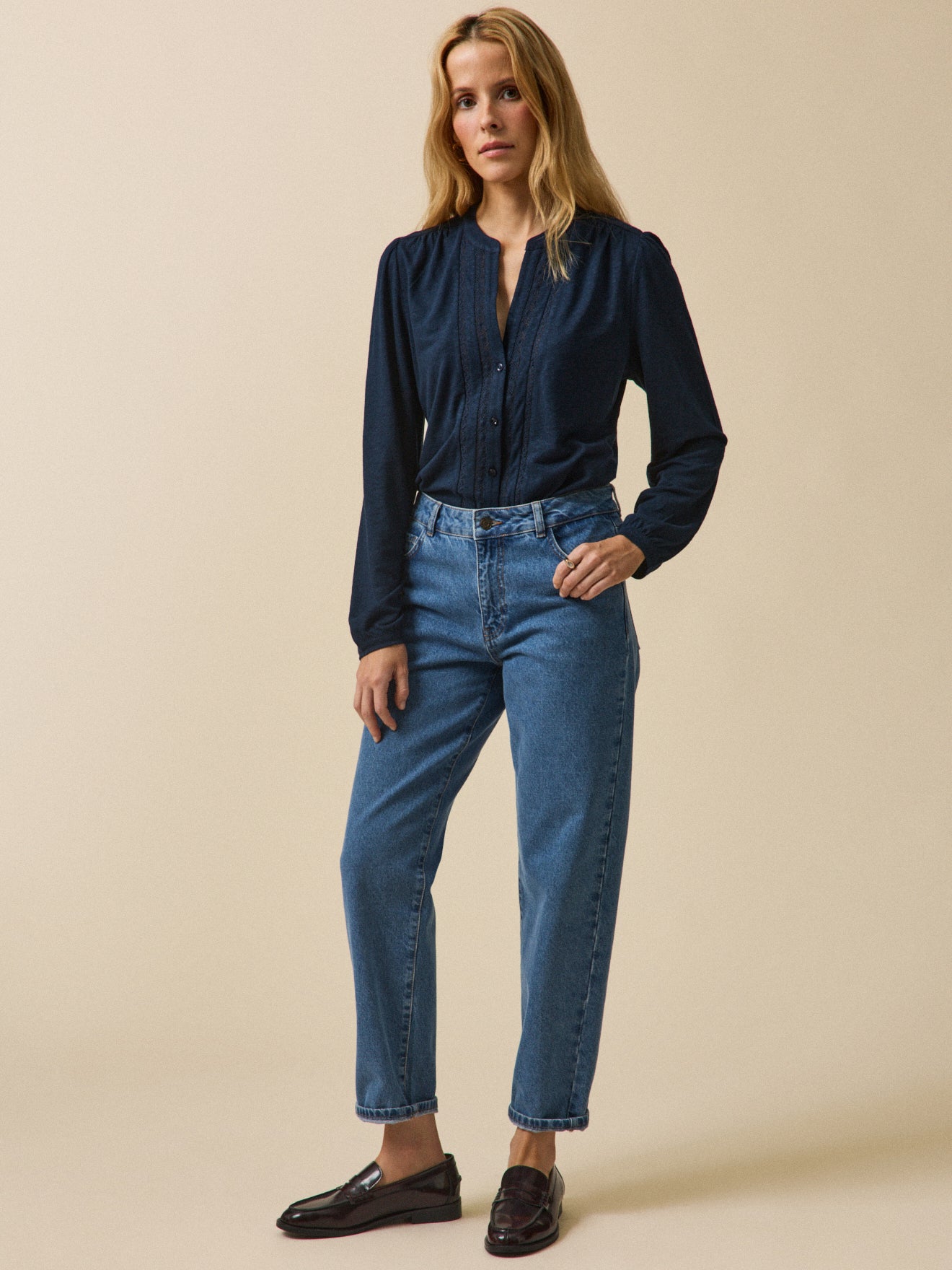 Damenbluse mit Spitze aus Leinen und Viskose