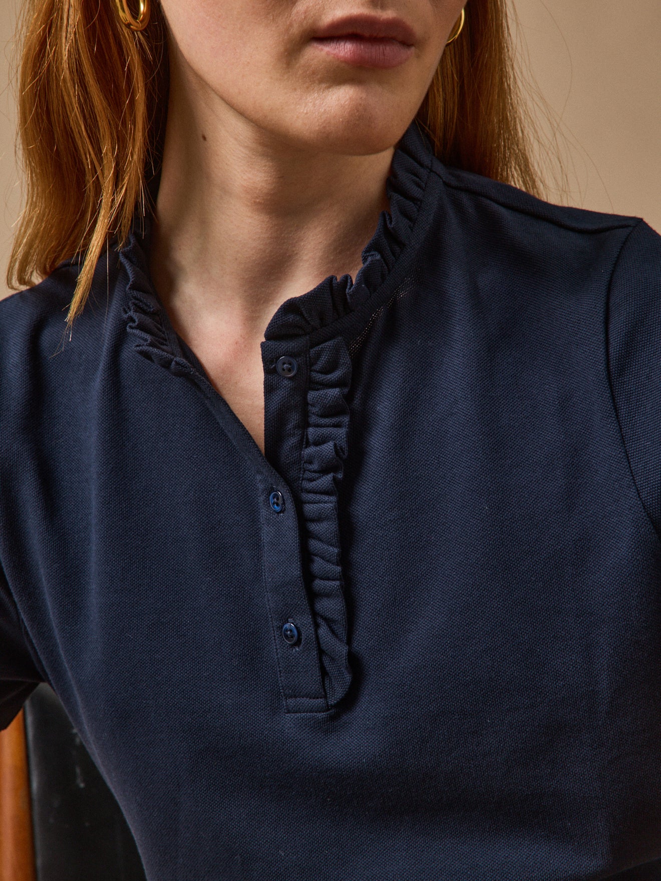 Damen-Poloshirt mit Volants am Kragen
