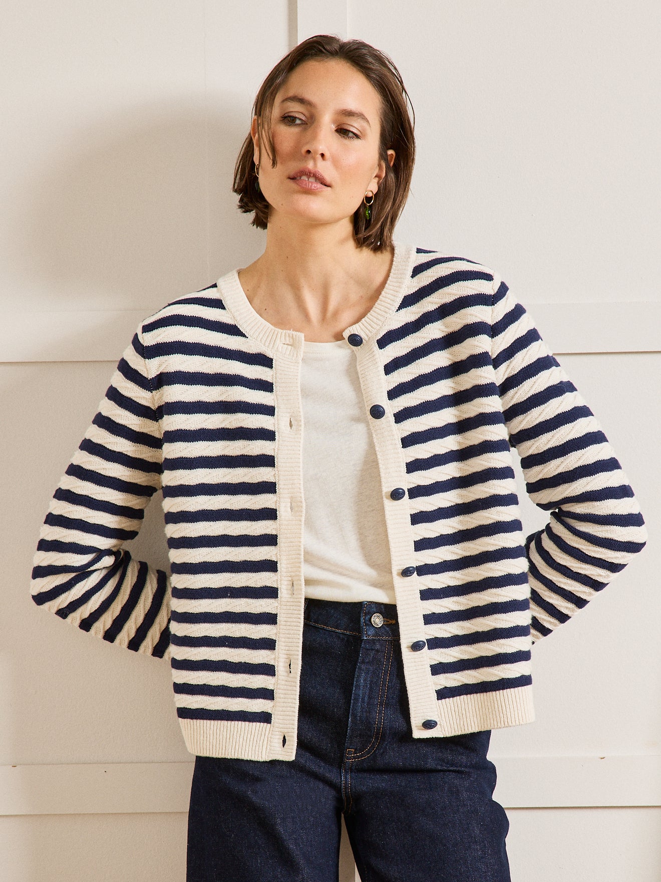 Gestreifter Damen-Cardigan mit Zopfmuster