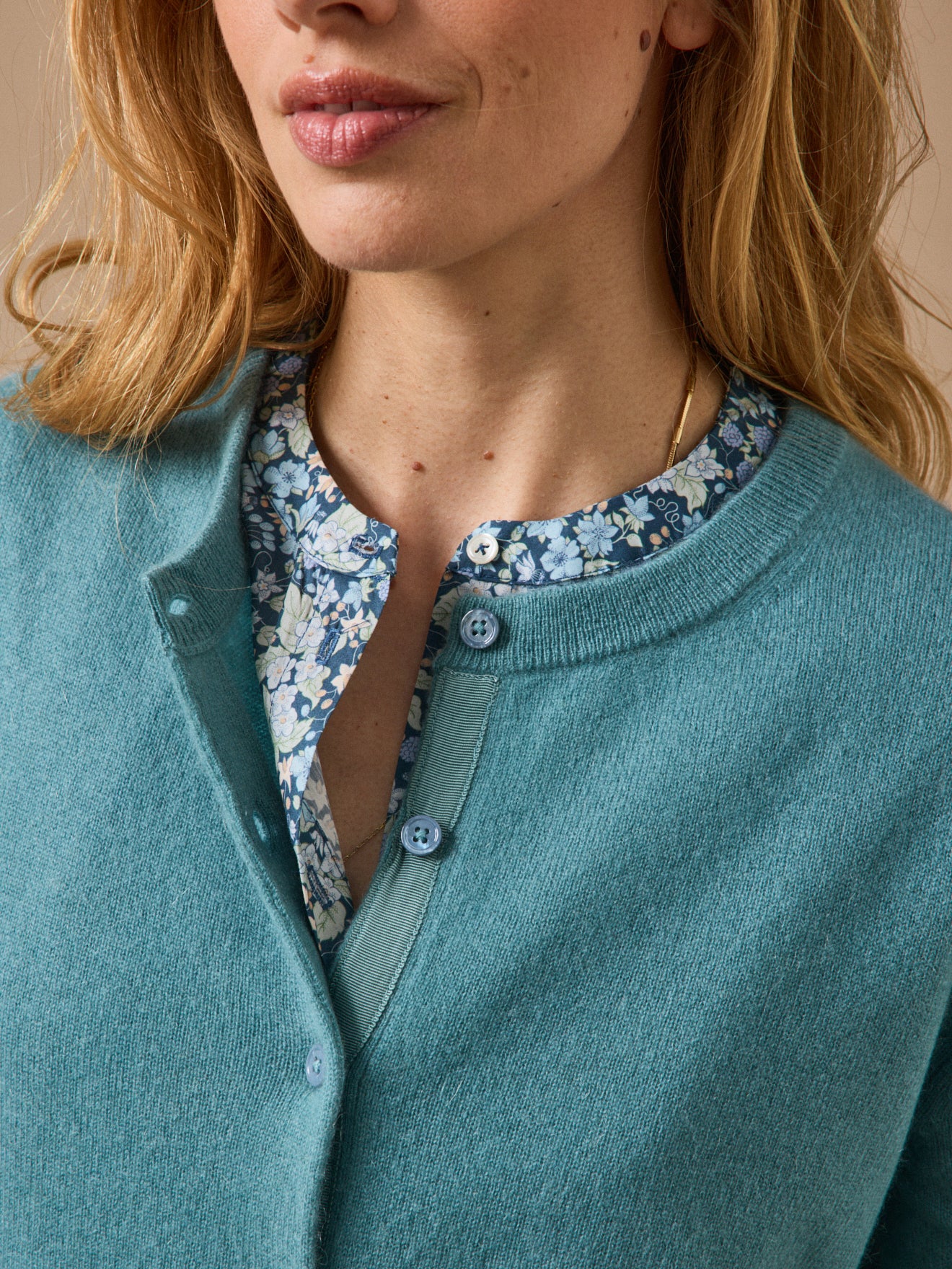 Geknöpfter Damen-Cardigan - Cashmere-Kollektion