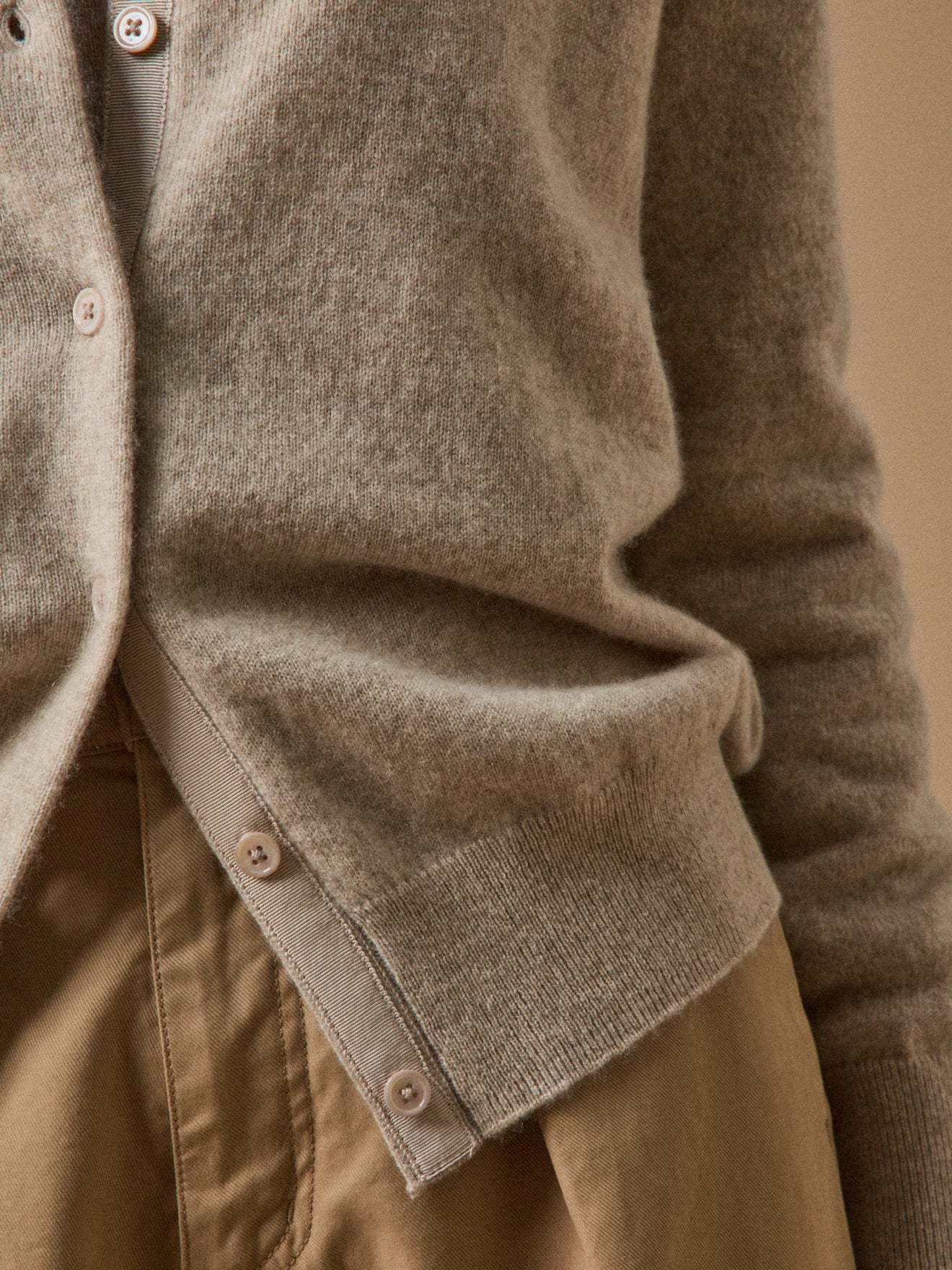 Geknöpfter Damen-Cardigan - Cashmere-Kollektion
