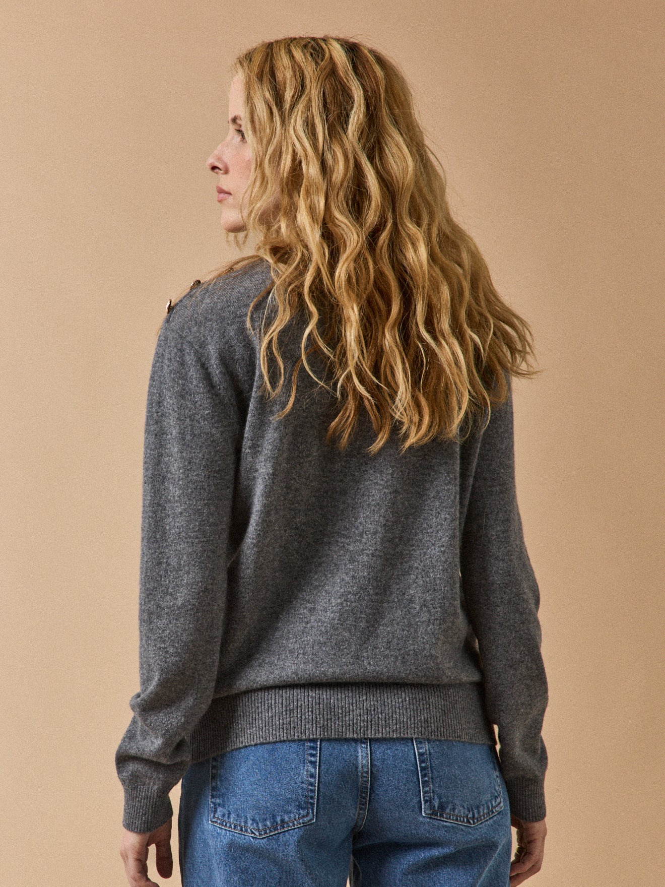 Damenpullover mit Schulterknöpfen - Cashmere-Kollektion
