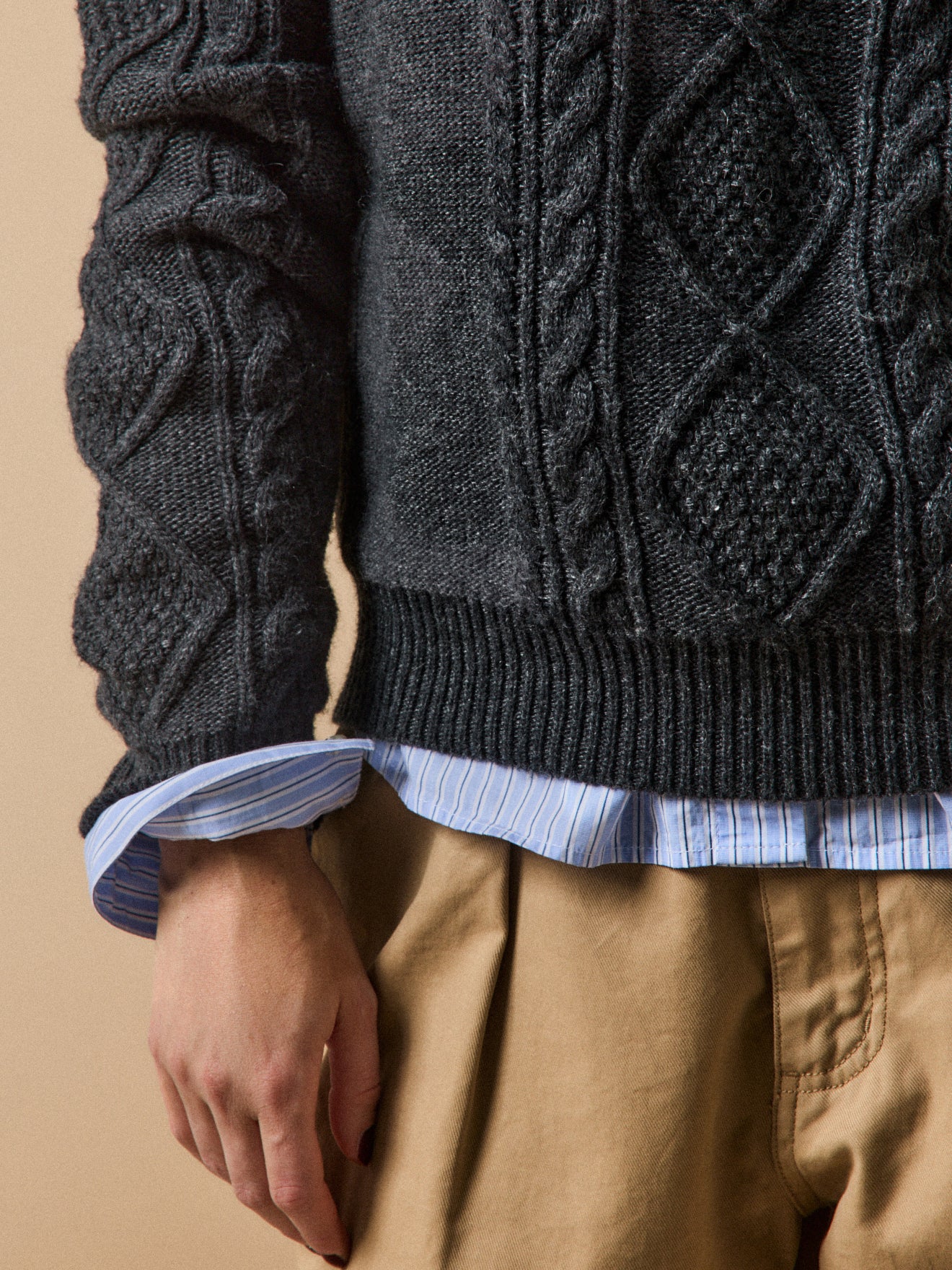 Damenpullover mit Zopfmuster und rundem Halsausschnitt