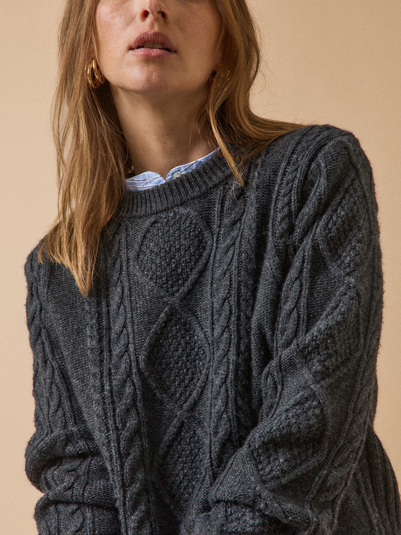 Damenpullover mit Zopfmuster und rundem Halsausschnitt