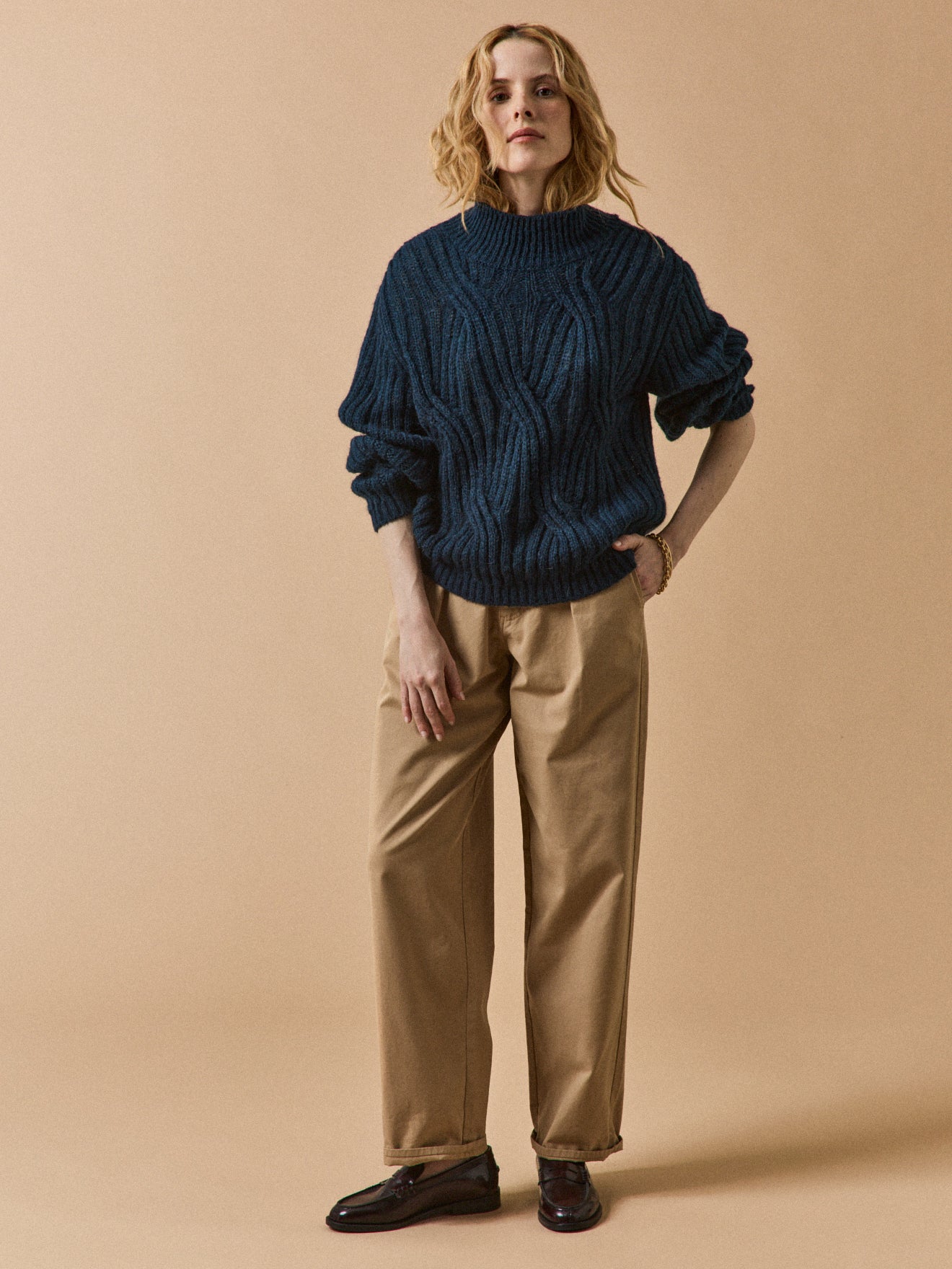 Damenpullover mit Zopfmuster und Stehkragen