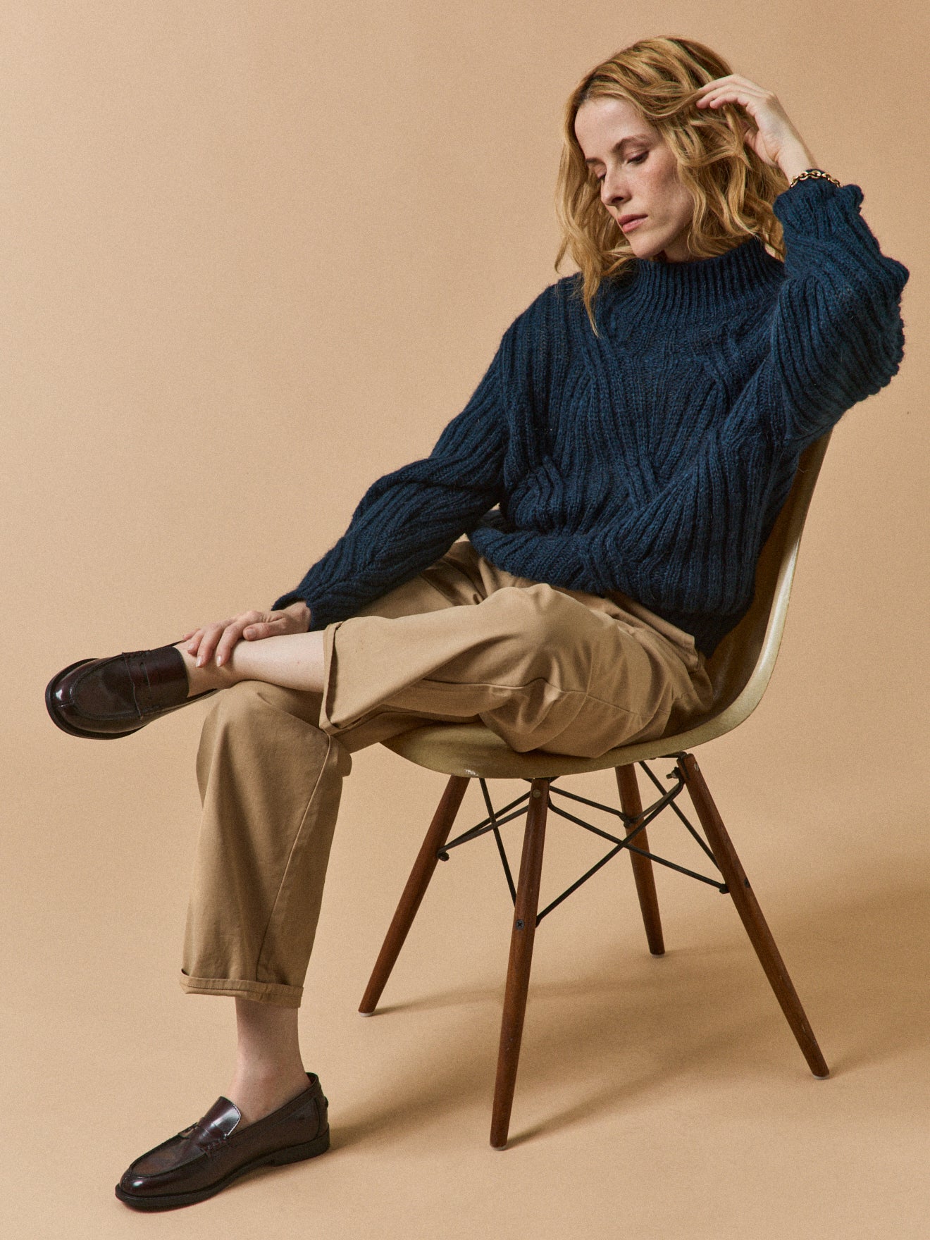 Damenpullover mit Zopfmuster und Stehkragen