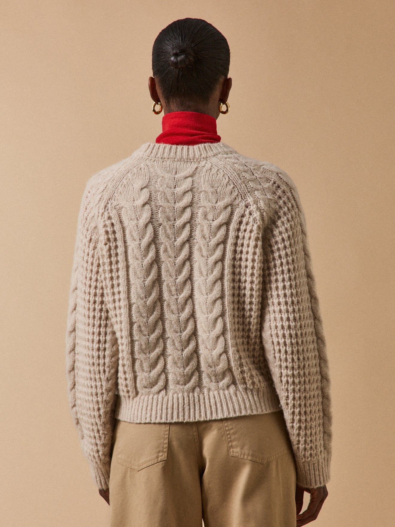 Damenpullover mit Zopfmuster aus Merinowolle